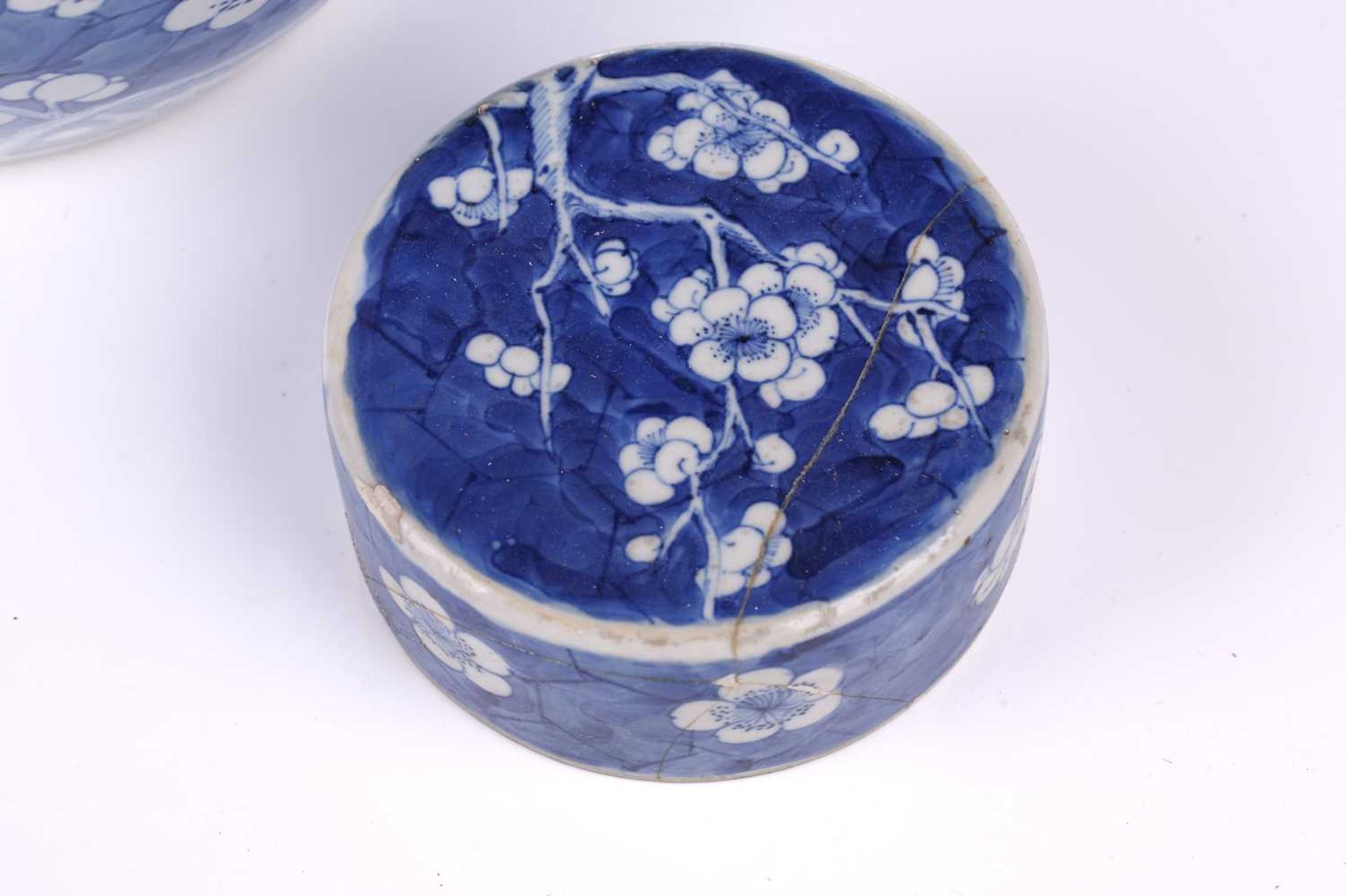 A large Chinese blue & white prunus pattern ginger jar and cover, late Qing, on cracked ice - Bild 9 aus 34