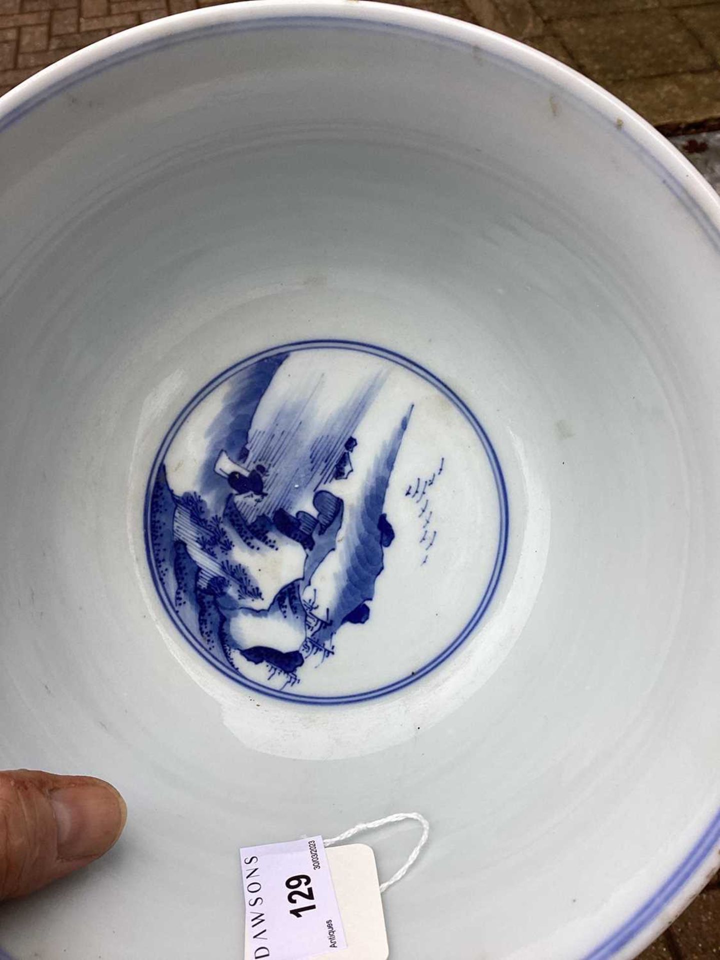 A Chinese blue and white Kangxi style porcelain bowl, with a slightly everted rim painted with - Bild 17 aus 20