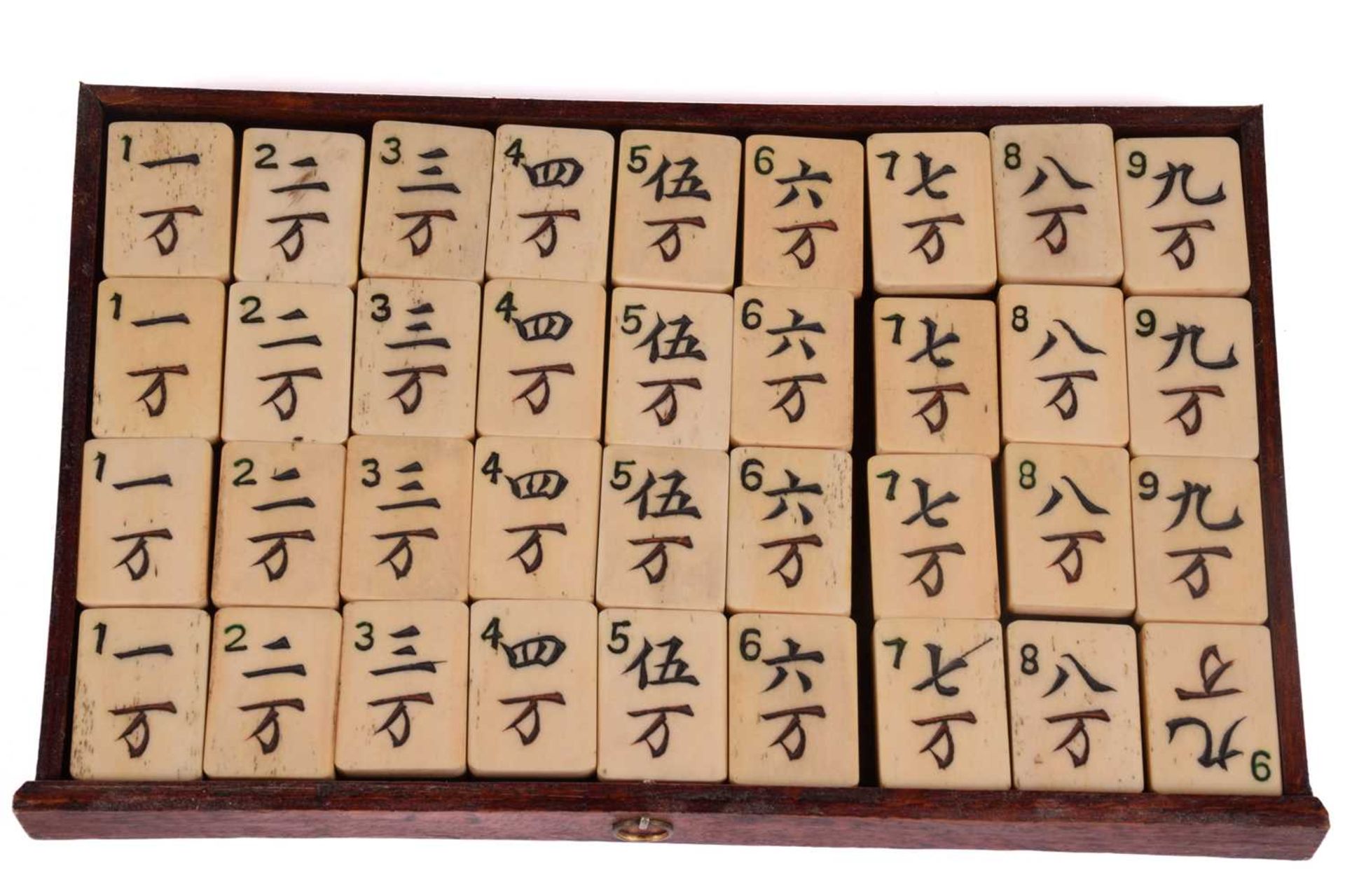 A Chinese Mahjong set, late Qing/early 20th century, complete with numerous bone sticks and bamboo - Bild 8 aus 18