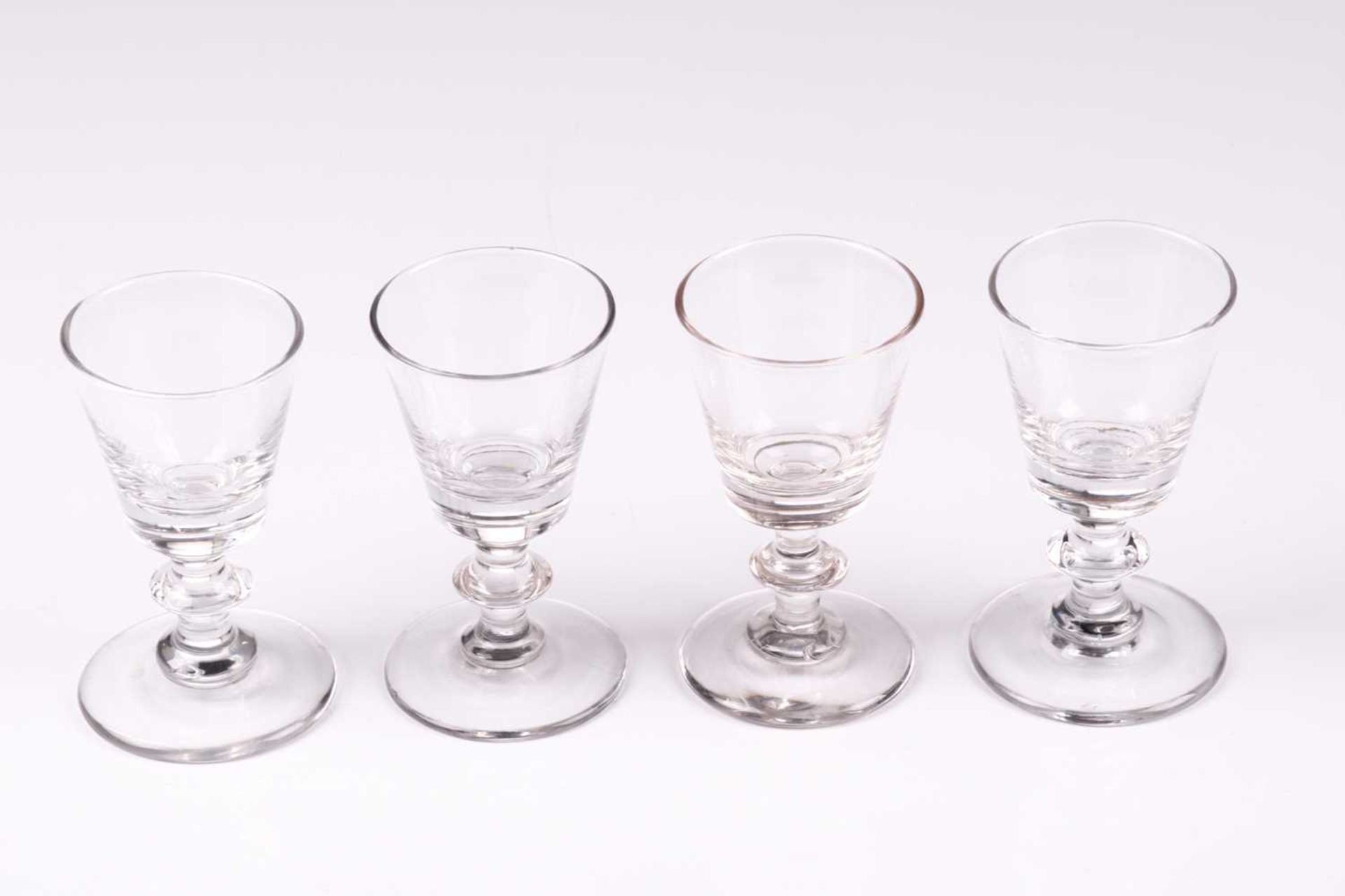 A collection of 19th century and later glasses, including custard cups, dwarf ales and other - Bild 3 aus 10