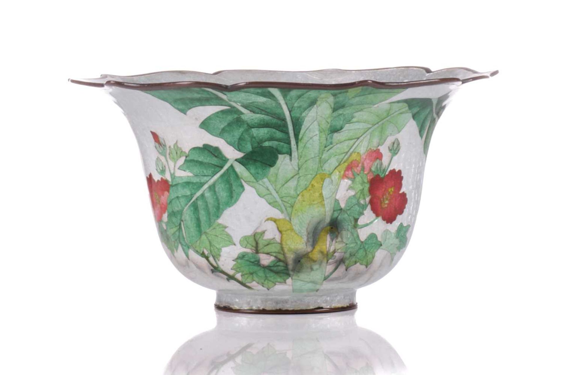 A Japanese ginbari cloisonne high sided bowl, late Meiji/Taisho, the rim of petal form bound in - Bild 4 aus 17