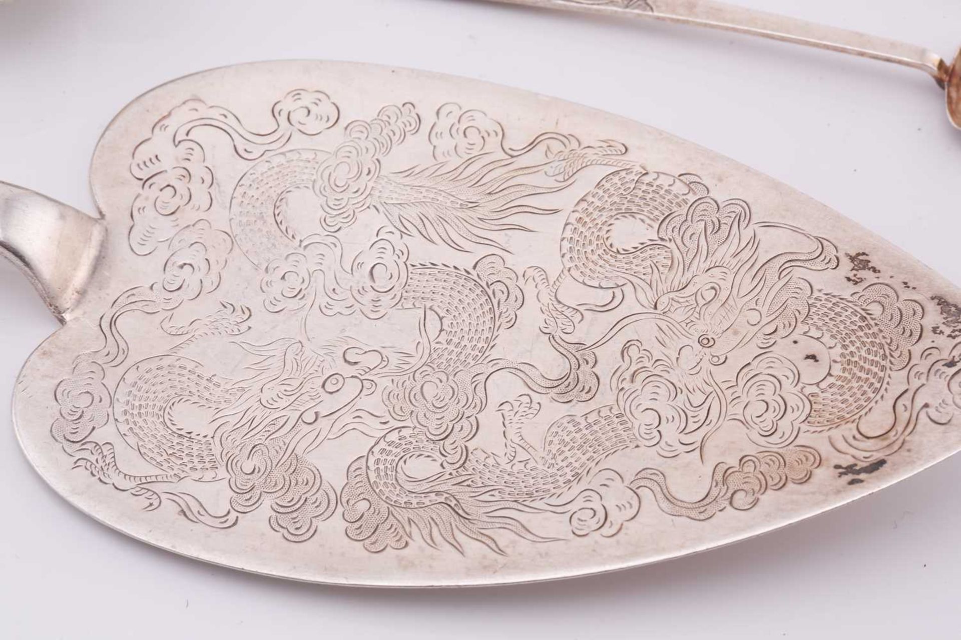 A collection of Chinese silver and white metal wares, comprising a prunus flower serving spoon by - Bild 5 aus 9