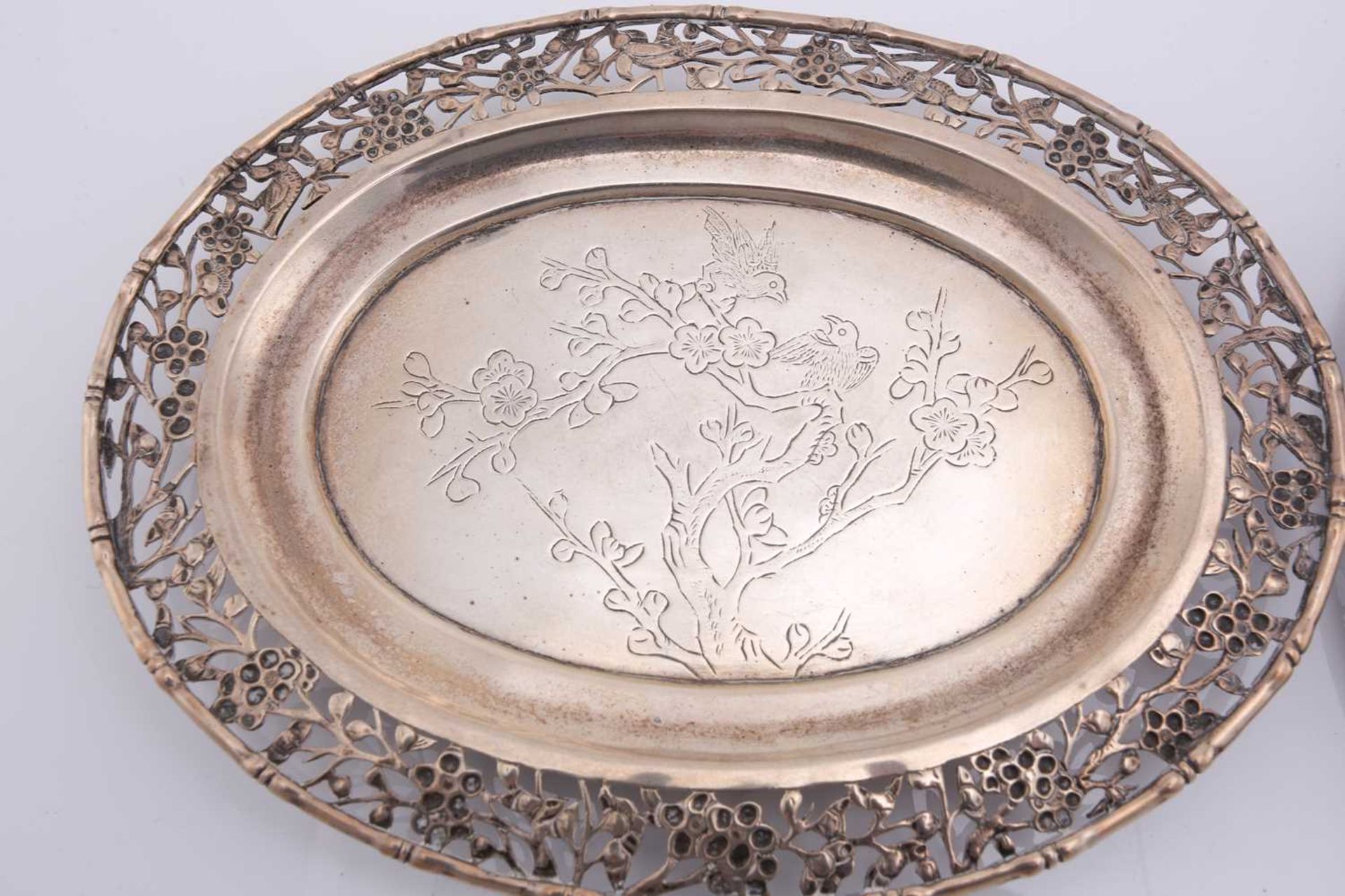 A Chinese silver salver, Wang Hing, late Qing, engraved with a large peony within a pierced bamboo - Bild 4 aus 8