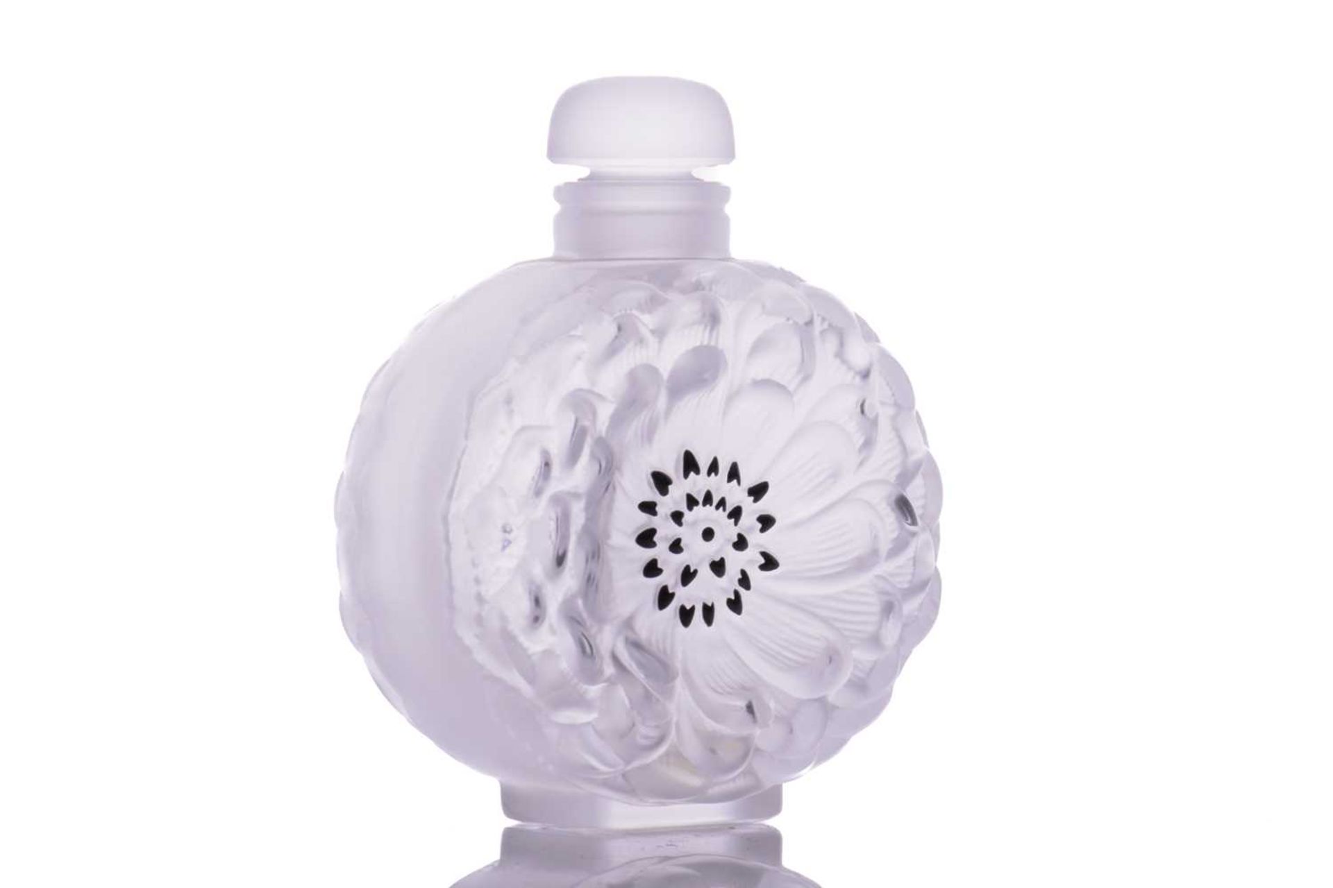 A Lalique "Grand Pomme" ‘Apple’ perfume bottle, No 11646; a Lalique ‘Dahlia’ perfume bottle, 9cm - Bild 3 aus 7