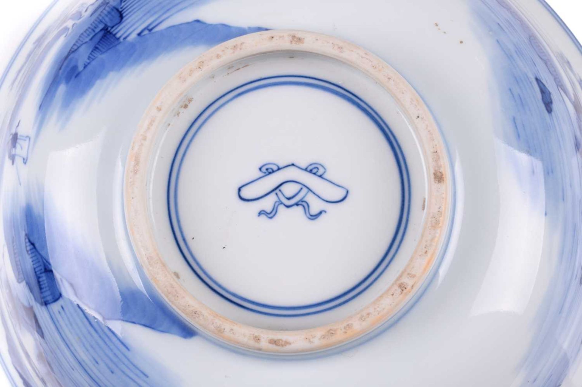 A Chinese blue and white Kangxi style porcelain bowl, with a slightly everted rim painted with - Bild 9 aus 20