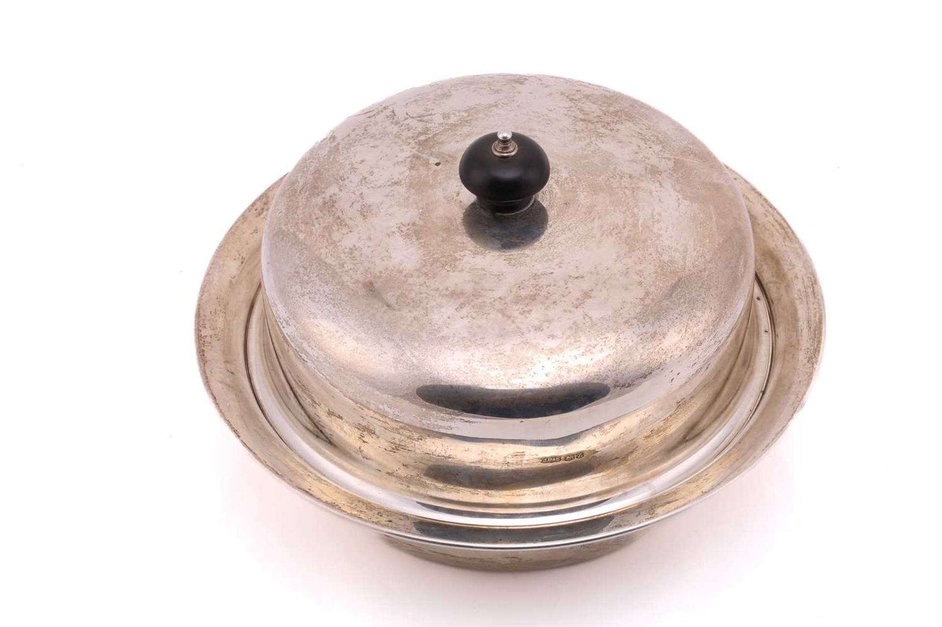 A silver muffin dish and cover, of traditional form with ebonised finial to domed cover. Comprising, - Image 2 of 9