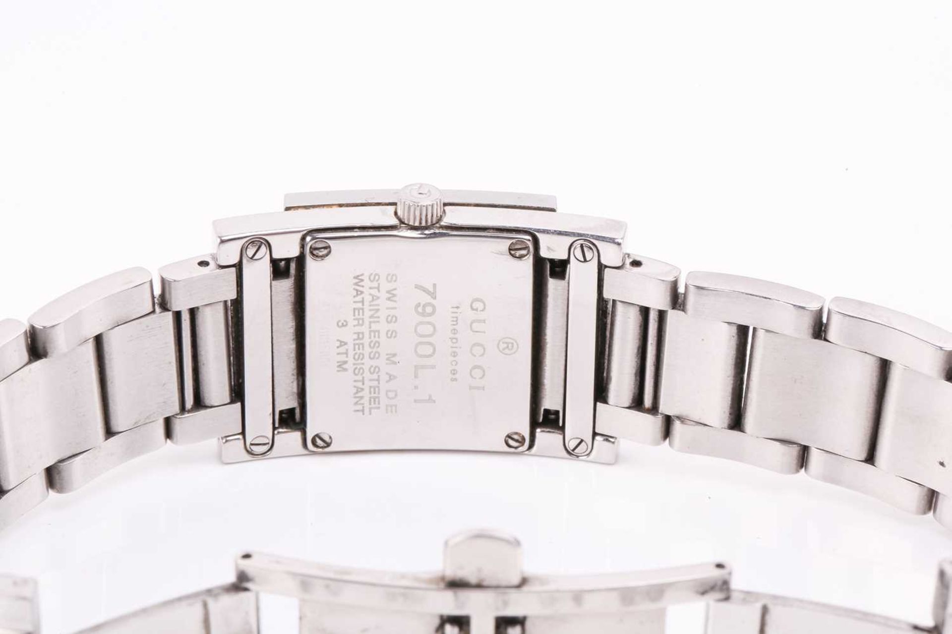 A Gucci ref. 7900L.1 ladies stainless steel wristwatch, the engine turned silvered dial with Roman - Bild 3 aus 7