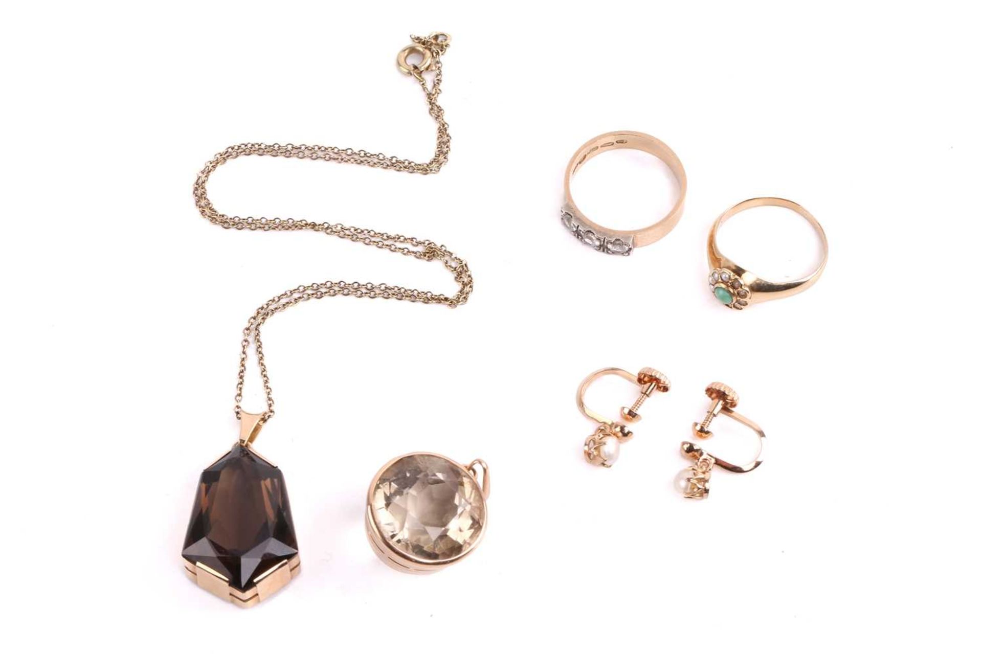 A small collection of jewellery; comprising a shield-shaped smokey quartz pendant on fine cable