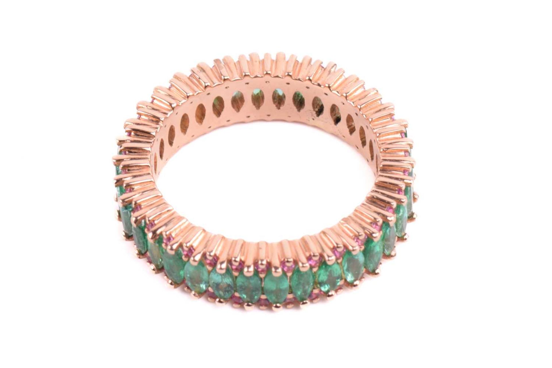 An emerald and pink sapphire eternity ring, centrally set with a row of marquise-cut emeralds, - Image 3 of 4
