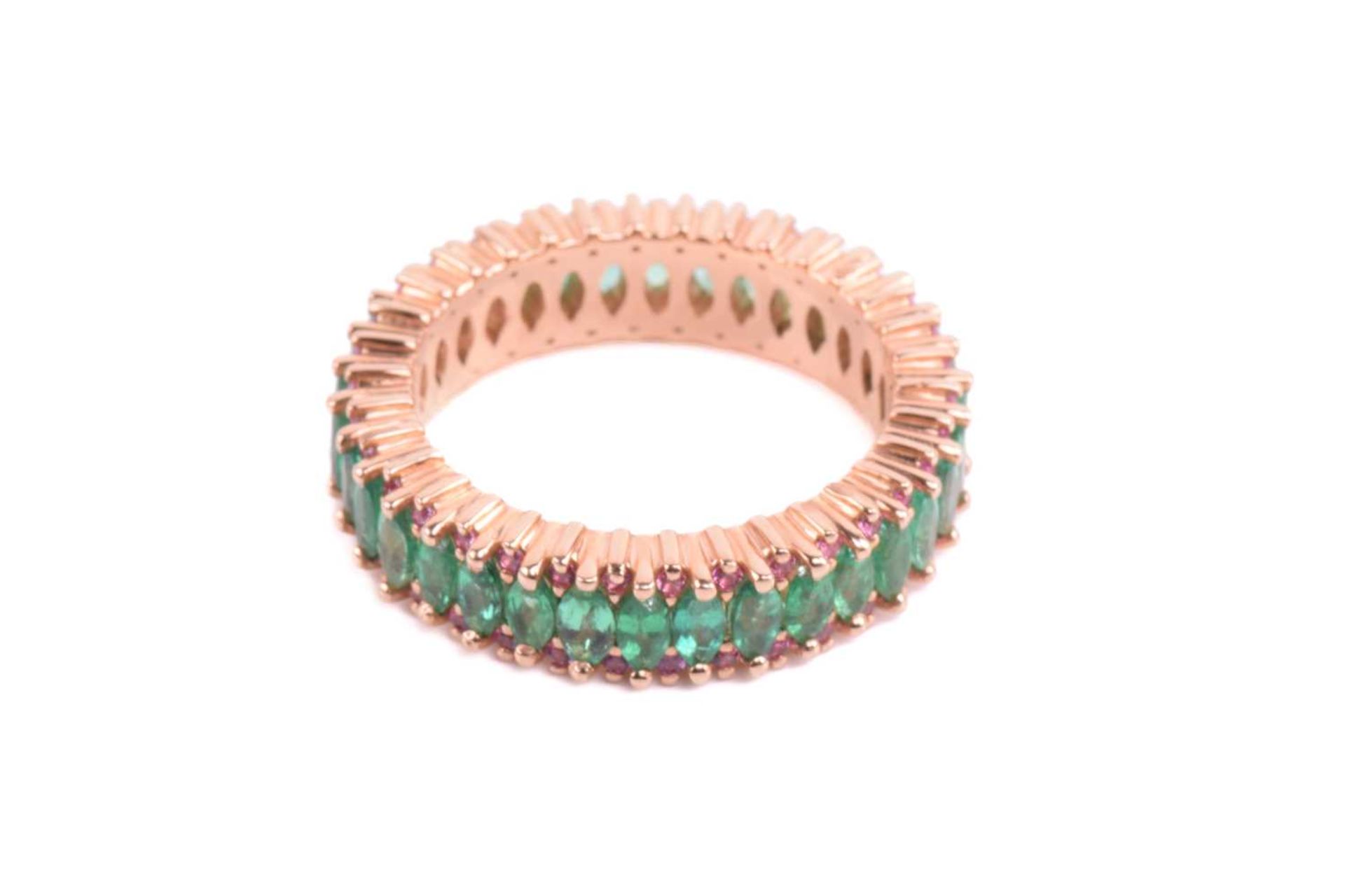 An emerald and pink sapphire eternity ring, centrally set with a row of marquise-cut emeralds, - Image 4 of 4