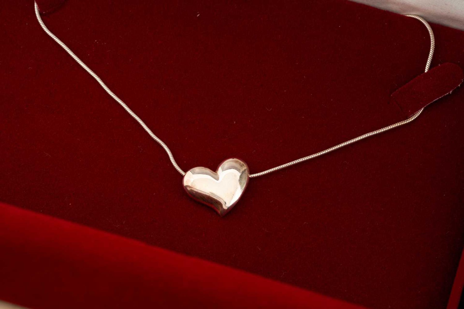 A collection of silver jewellery; including two heart pendants with diamond highlights on chains, - Image 12 of 19