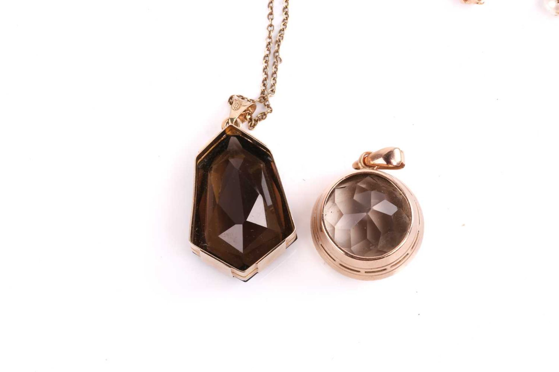 A small collection of jewellery; comprising a shield-shaped smokey quartz pendant on fine cable - Image 3 of 6