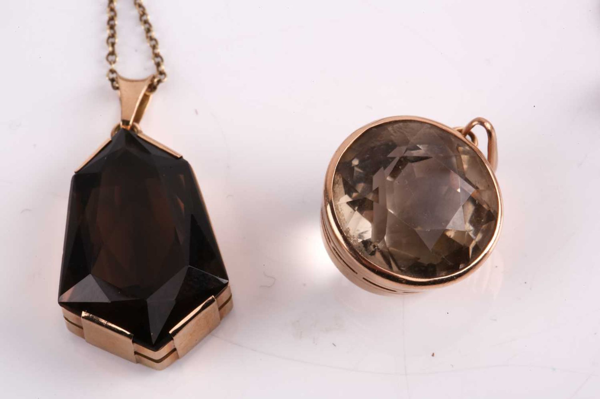 A small collection of jewellery; comprising a shield-shaped smokey quartz pendant on fine cable - Image 4 of 6