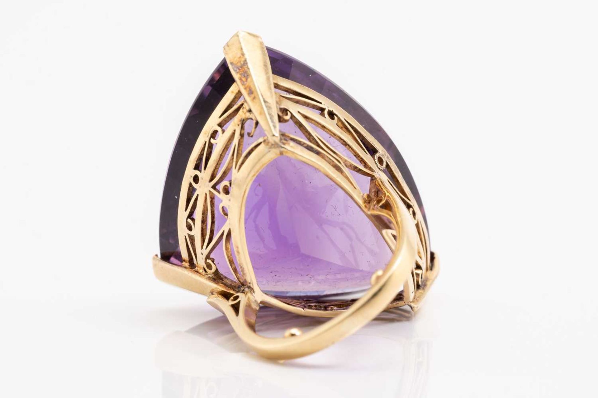 A large amethyst cocktail ring, featuring a trillion-cut amethyst of 32.6 x 25.7 x 14.7 mm, with - Image 4 of 5