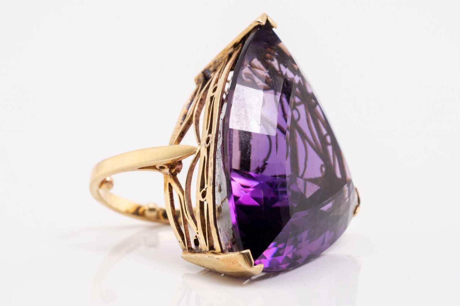 A large amethyst cocktail ring, featuring a trillion-cut amethyst of 32.6 x 25.7 x 14.7 mm, with - Image 2 of 5