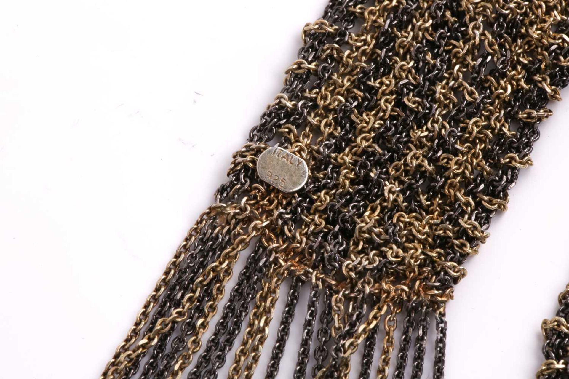 A bi-coloured metal mesh lariat scarf, comprised of alternating lines of fine gilt and oxidised - Image 4 of 4