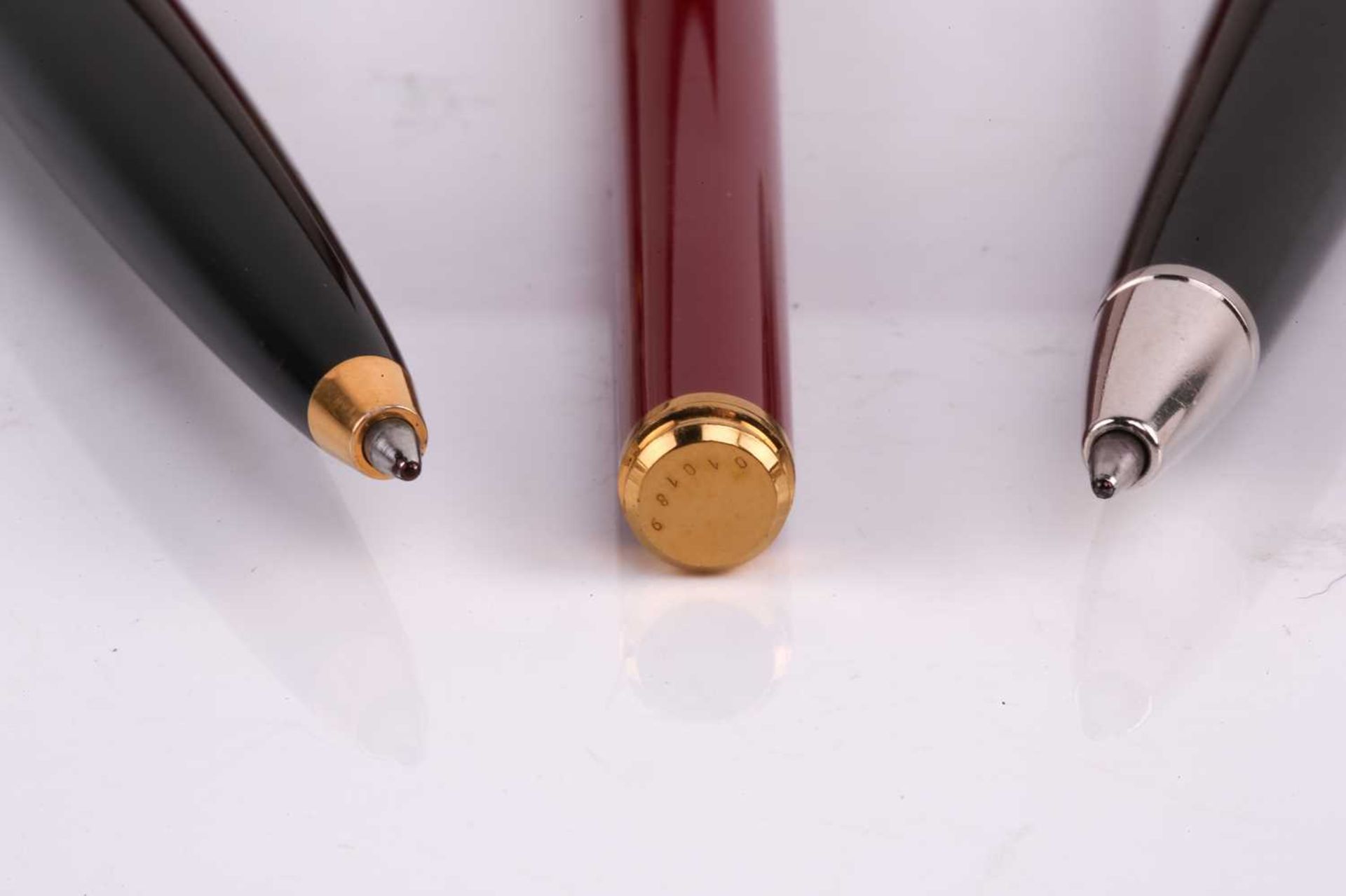 Must de Cartier - A 'Saphir' fountain pen, boxed together with a Cartier ballpoint pen and another - Image 6 of 8