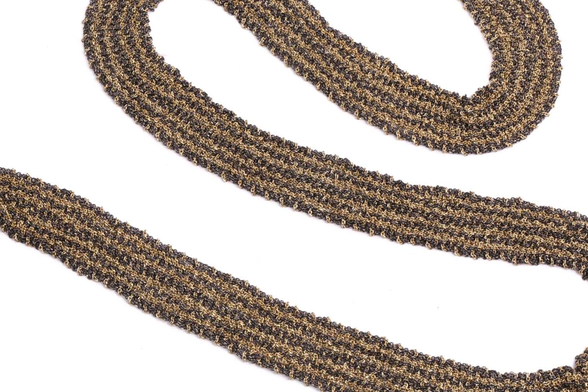 A bi-coloured metal mesh lariat scarf, comprised of alternating lines of fine gilt and oxidised - Image 3 of 4