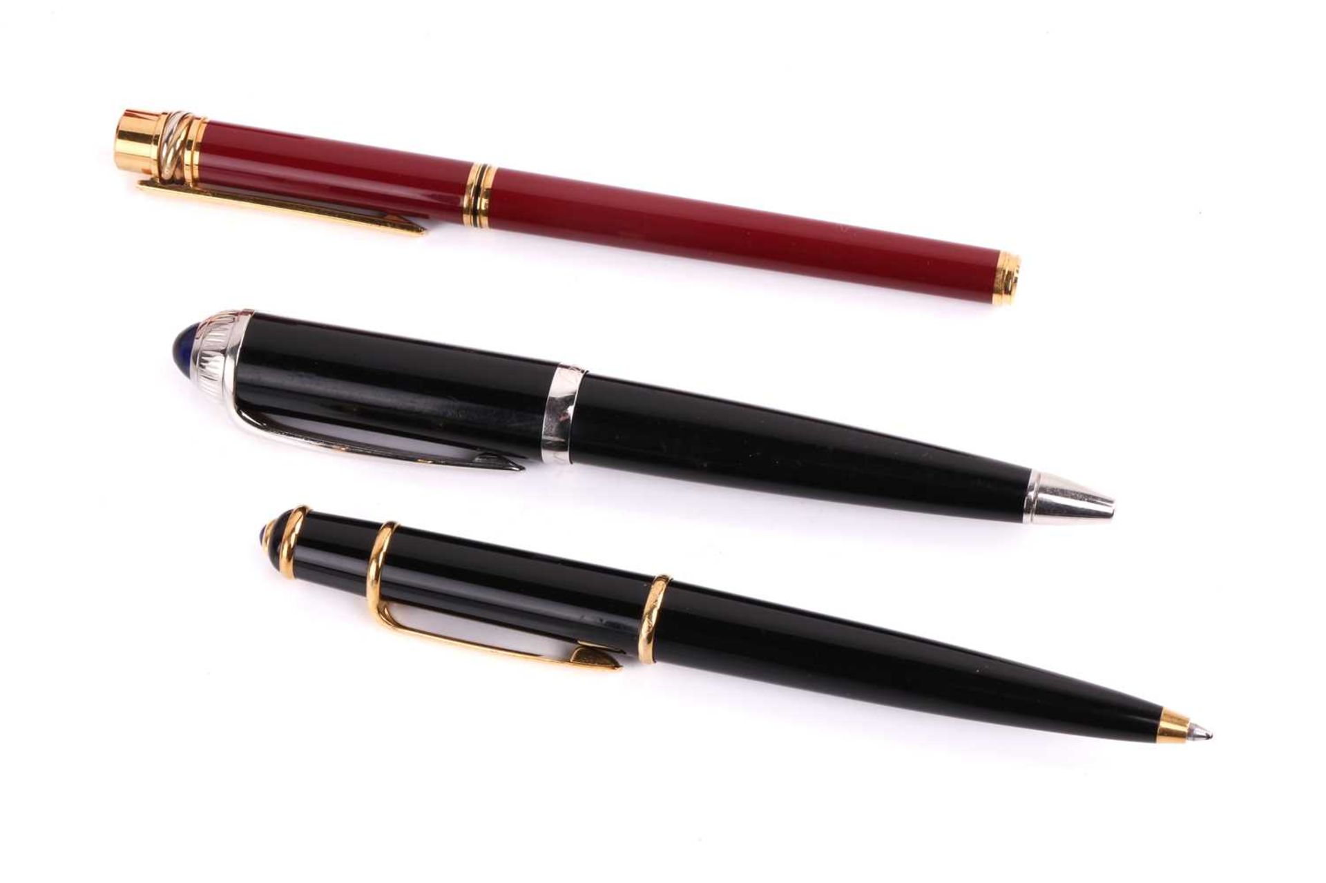 Must de Cartier - A 'Saphir' fountain pen, boxed together with a Cartier ballpoint pen and another - Image 2 of 8
