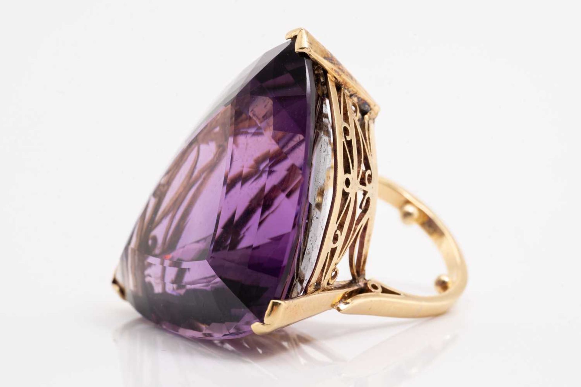 A large amethyst cocktail ring, featuring a trillion-cut amethyst of 32.6 x 25.7 x 14.7 mm, with - Image 3 of 5