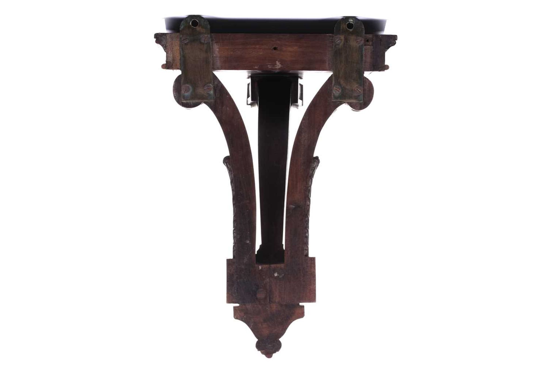 A George III mahogany (clock) bracket, with passion flower boss and acanthus supports 25 cm wide x - Bild 3 aus 13