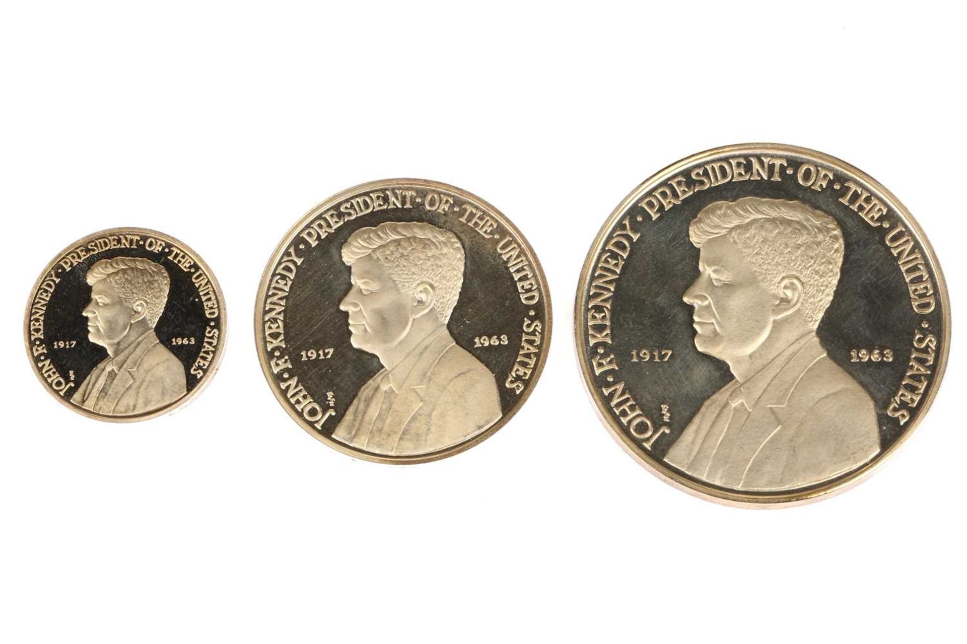 A President John F Kennedy memorial gold medal set, circa 1965, comprising three medals in 18ct - Image 3 of 7