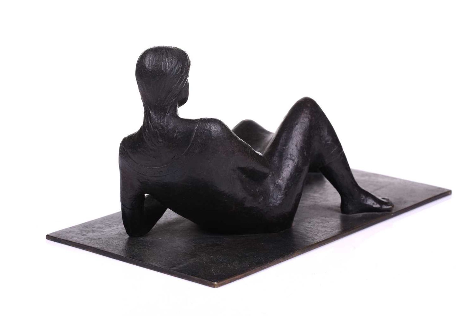 William Landles (1923-2016) Scottish, a bronze study of a reclining figure, on a rectangular base, - Bild 5 aus 8