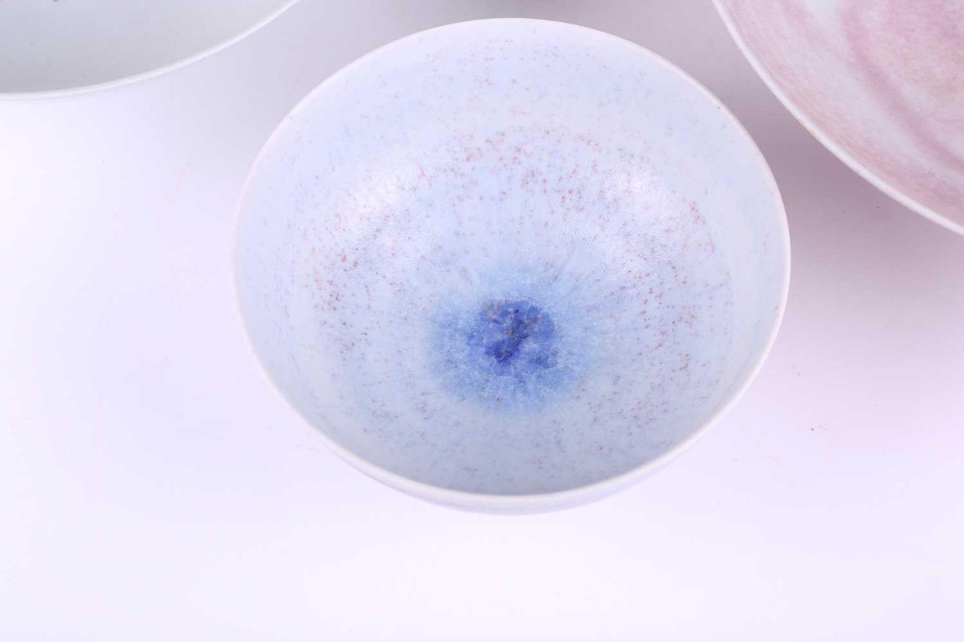 Mary Rich (1940-2022), a circular porcelain footed bowl, with red copper glaze, 8.5 cm high x 26.5 - Bild 9 aus 15