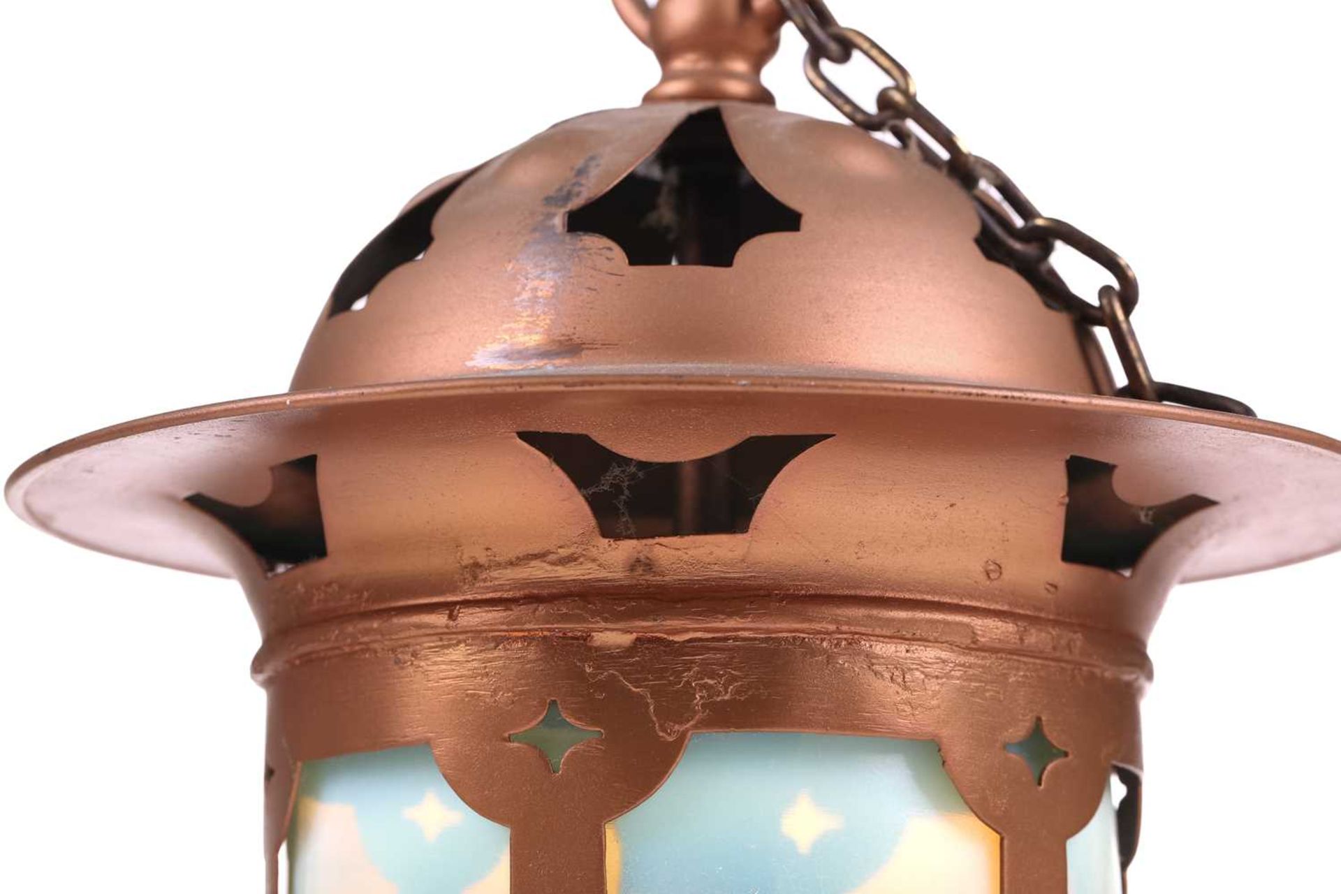 An Arts & Crafts painted copper(?) hanging lantern with pierced decoration and overhanging rim, - Bild 4 aus 8