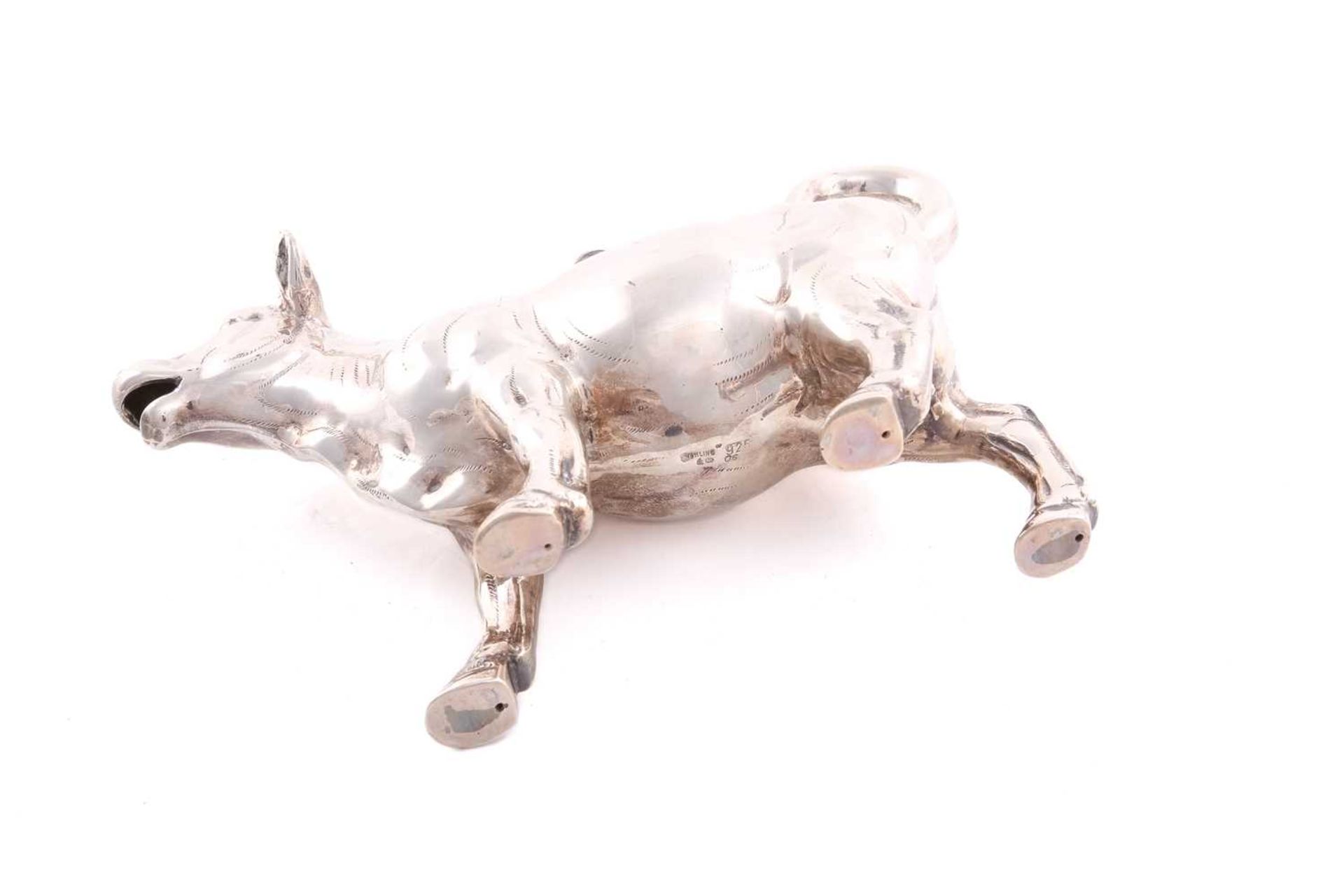 A cow creamer of conventional form, the hinged cover with fly detail and loop form tail forming - Bild 5 aus 5