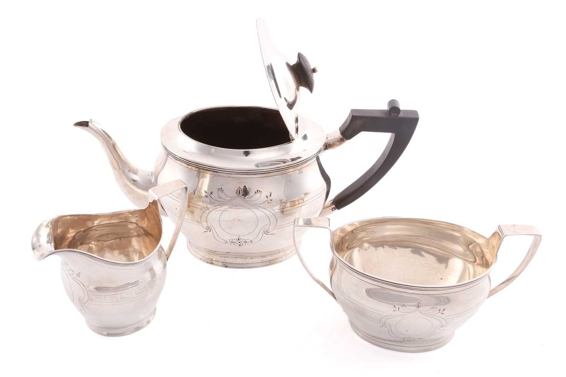 An Edward VII three-piece silver tea set, Sheffield 1902 by Henry Stratford, comprising a teapot - Bild 2 aus 6