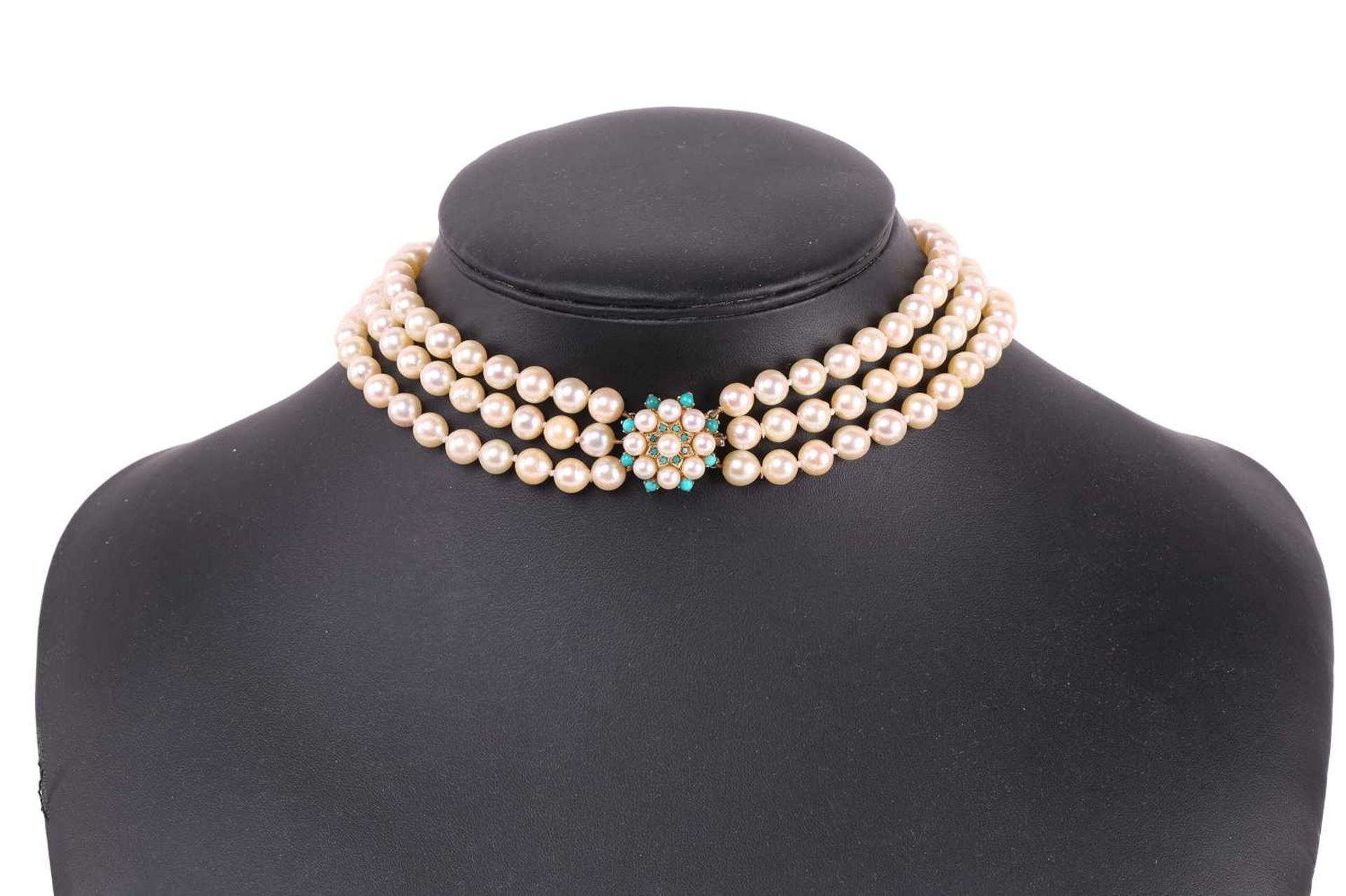 A three string pearl necklace and bracelet suite, the cultured pearls measuring approxmately 7.5mm - Image 2 of 10