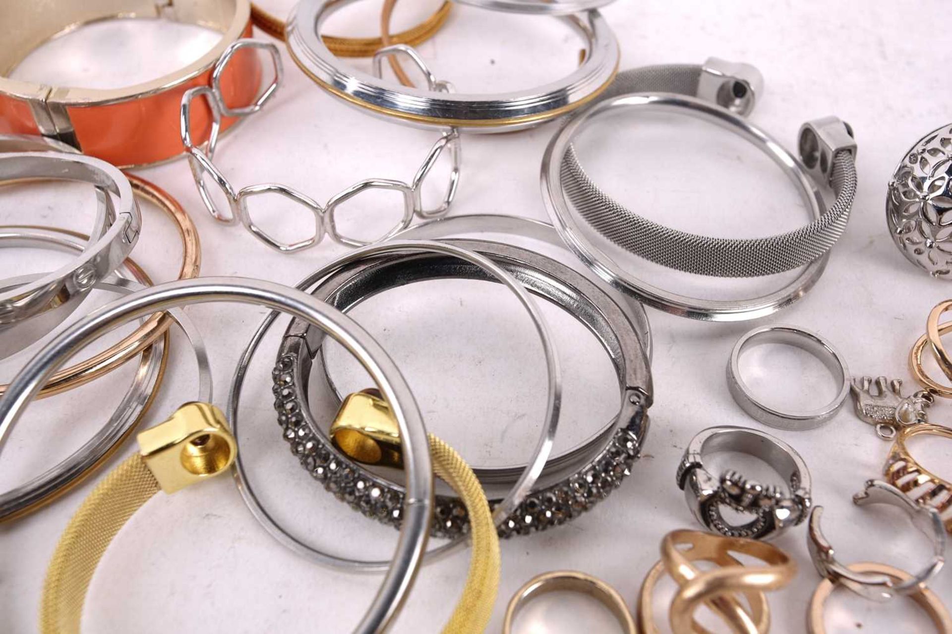 A quantity of costume jewellery including cuff bangles, necklaces and rings. Total weight 2,718 - Image 2 of 12