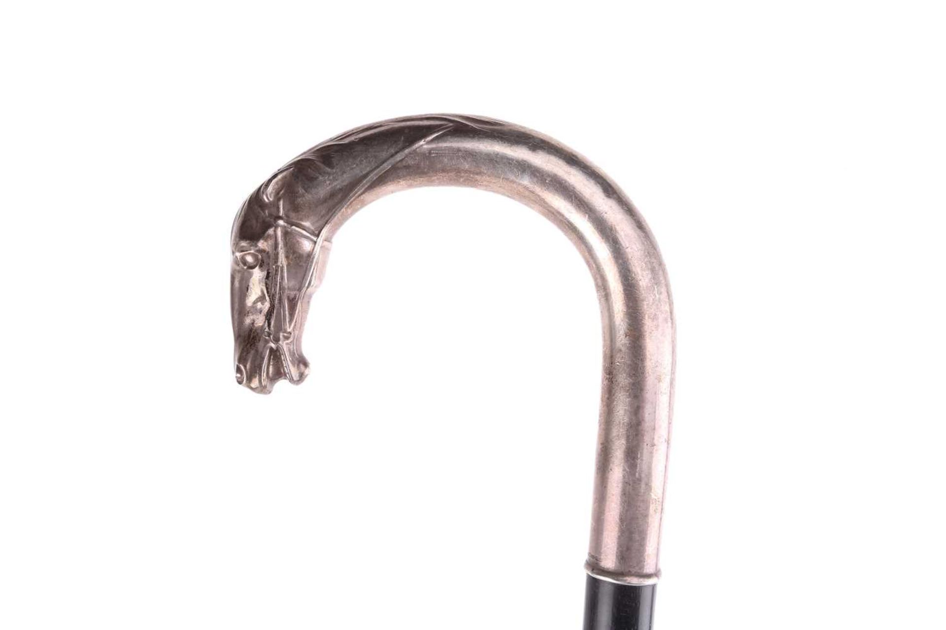 An ebonised walking stick with white metal mounted handle in the form of a horsehead, stamped 925, - Bild 5 aus 7