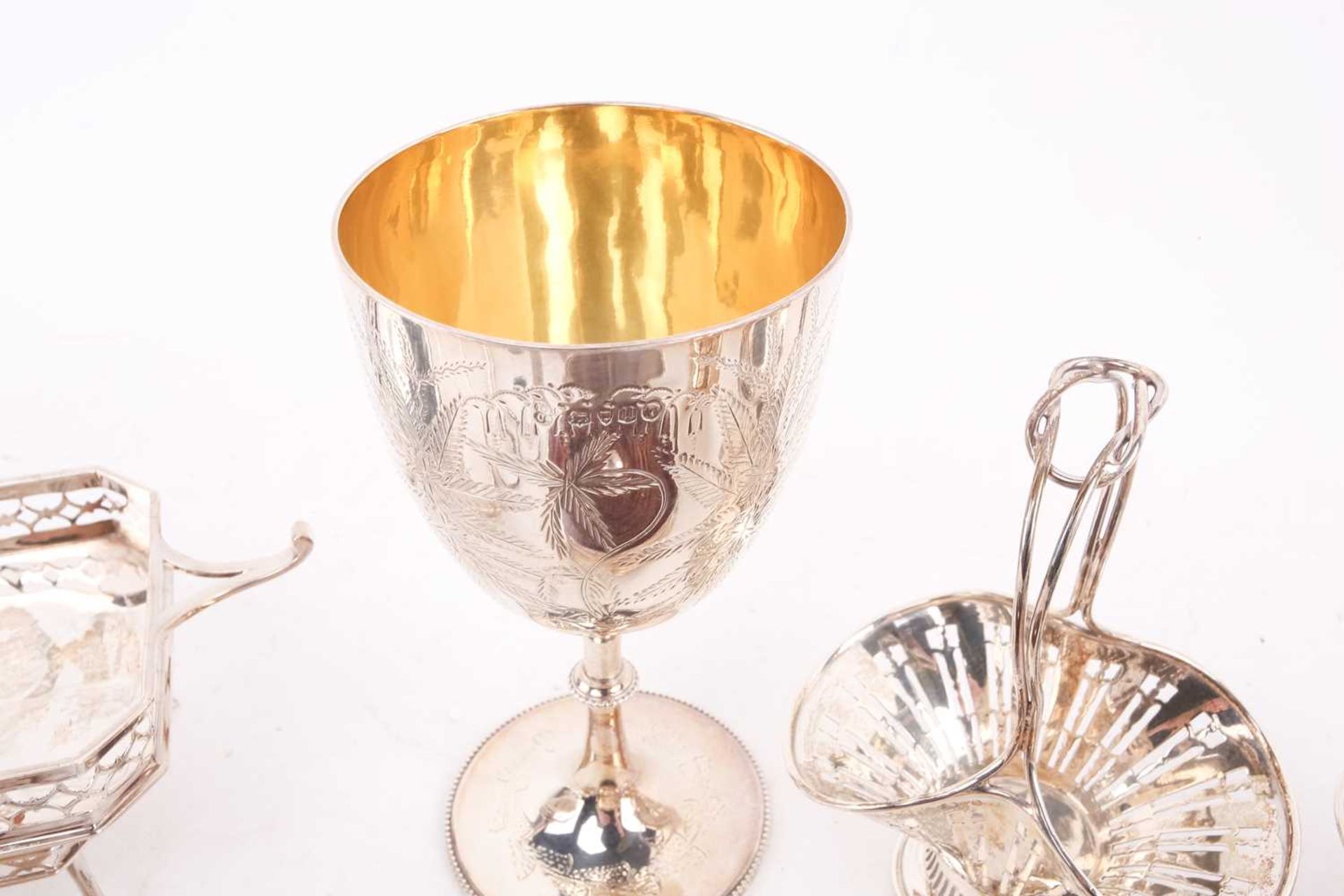 A Victorian silver goblet engraved with leaves and with a gilded interior, together with a pair of - Bild 3 aus 9