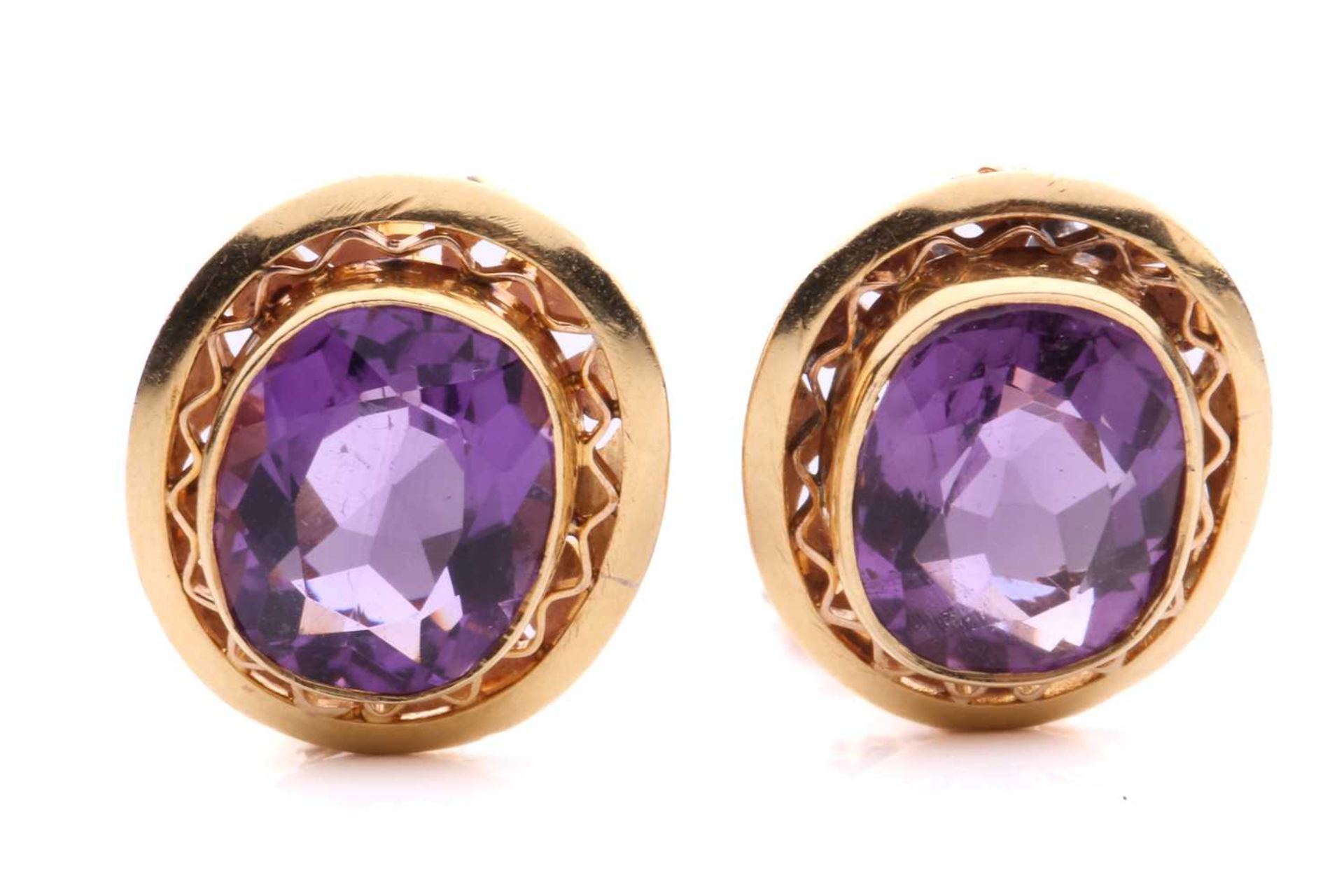 A pair of amethyst earrings, each consisting of an oval-cut amethyst, approximately measures 11.4 - Bild 2 aus 5