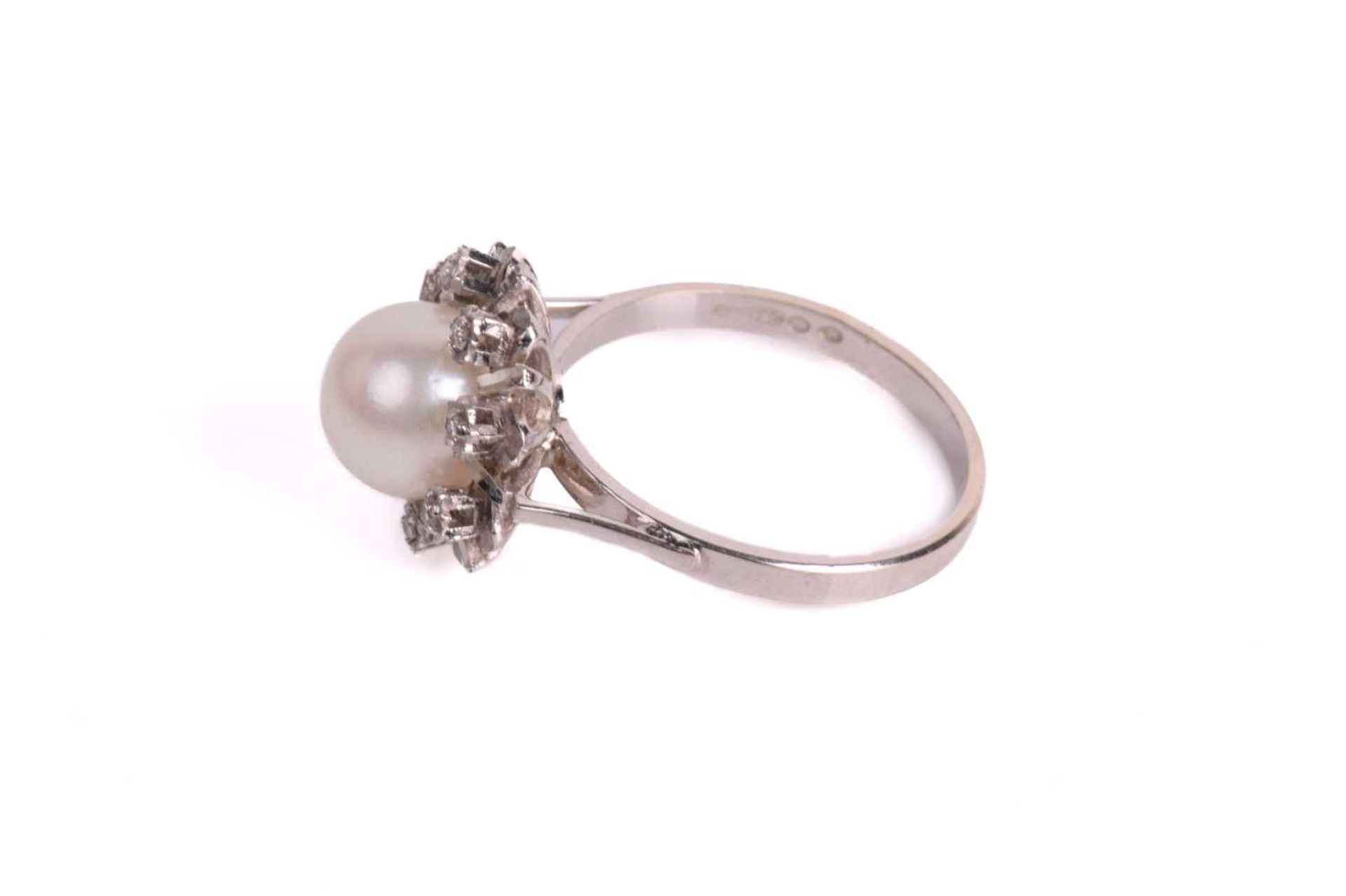 A pearl and diamond dress ring, centred with a round cultured pearl of 8.2 mm, in white colour and - Image 3 of 7