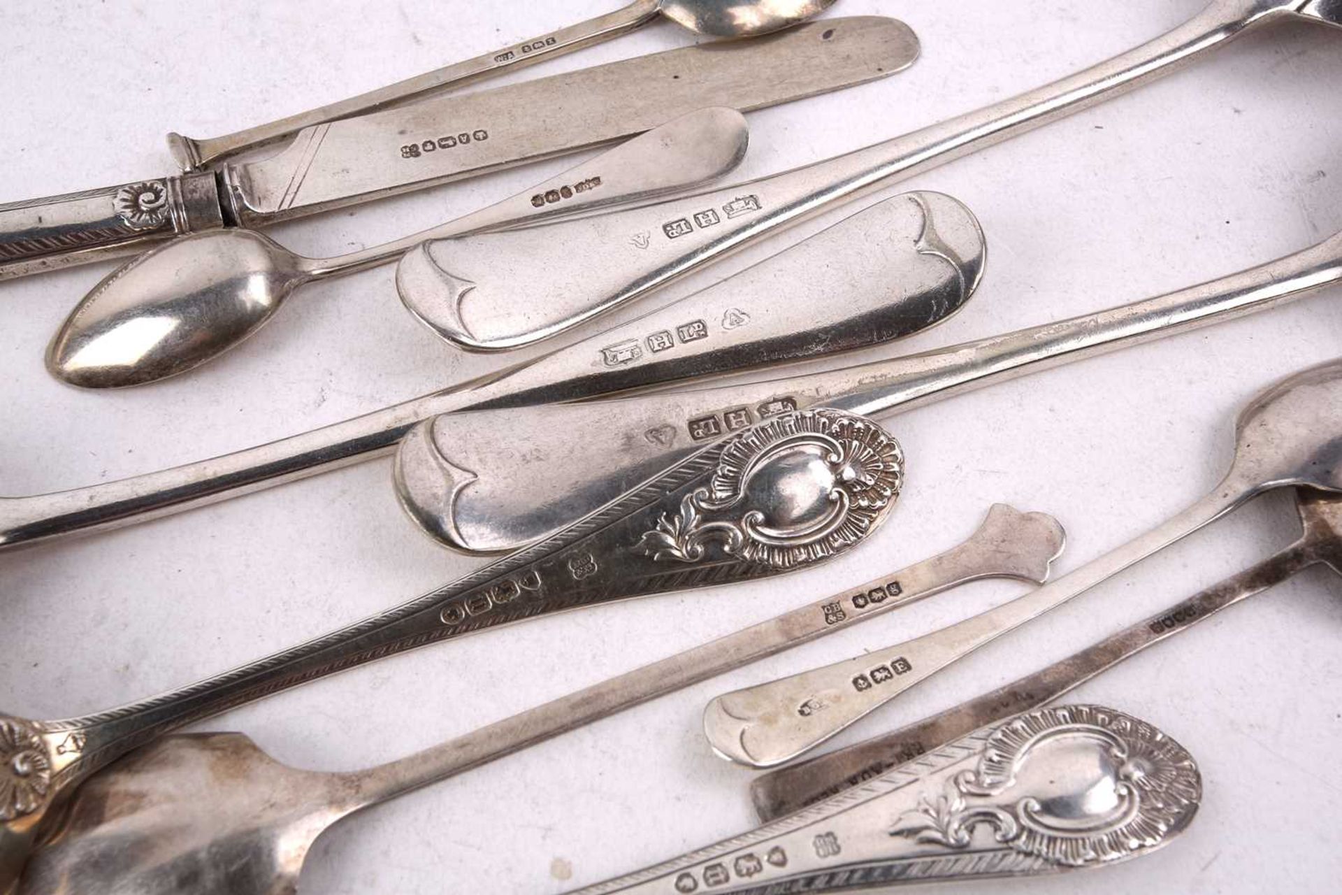 A five piece silver dressing table set; comprising a hand mirror, two hair brushes and a clothes - Bild 2 aus 8