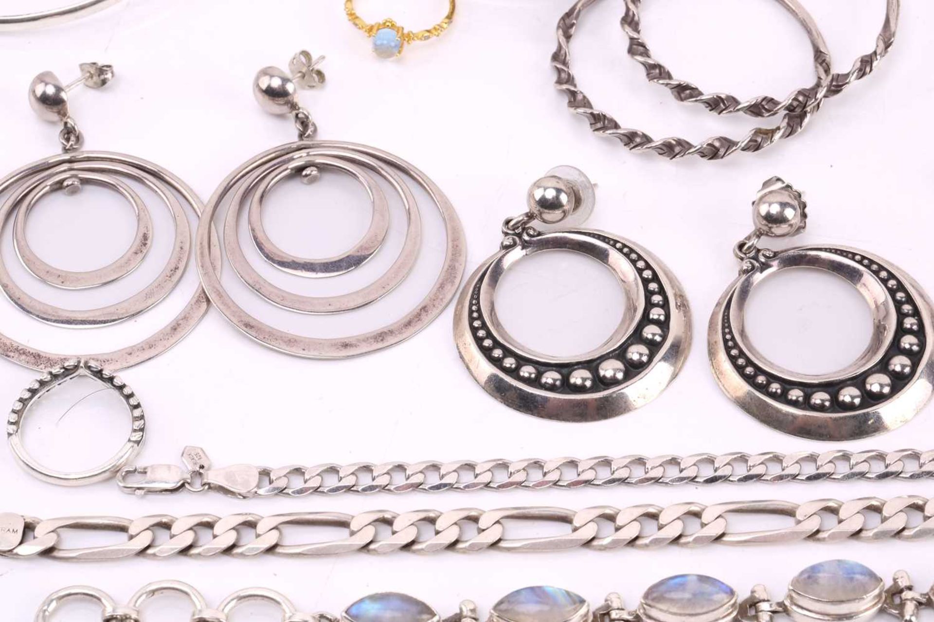 A collection of mixed white metal jewellery, including examples of a silver hinged bracelet, half of - Image 5 of 10
