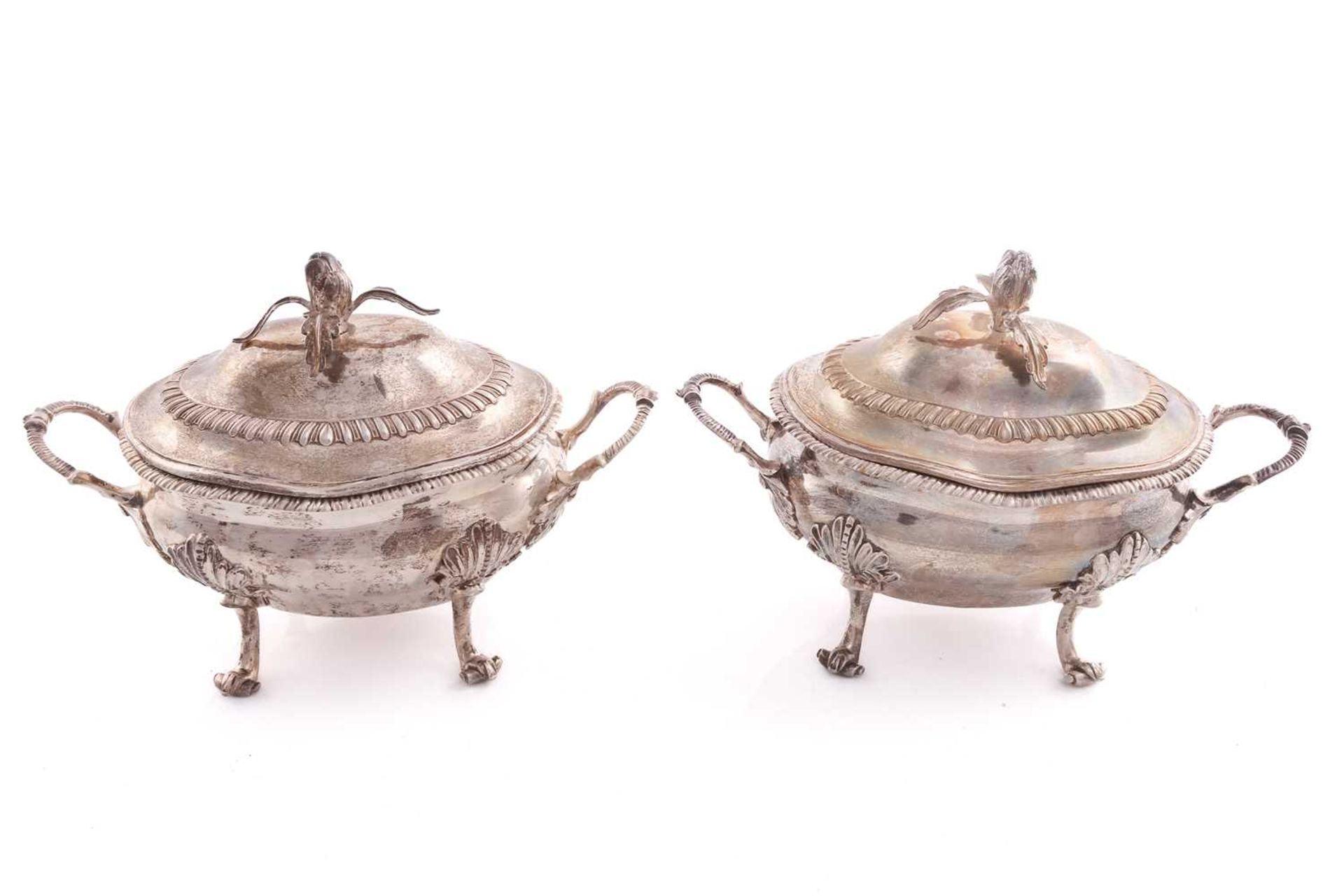 A pair of George III silver sauce tureens and covers, London 1771 by Robert Peaston, twin handled - Bild 2 aus 7