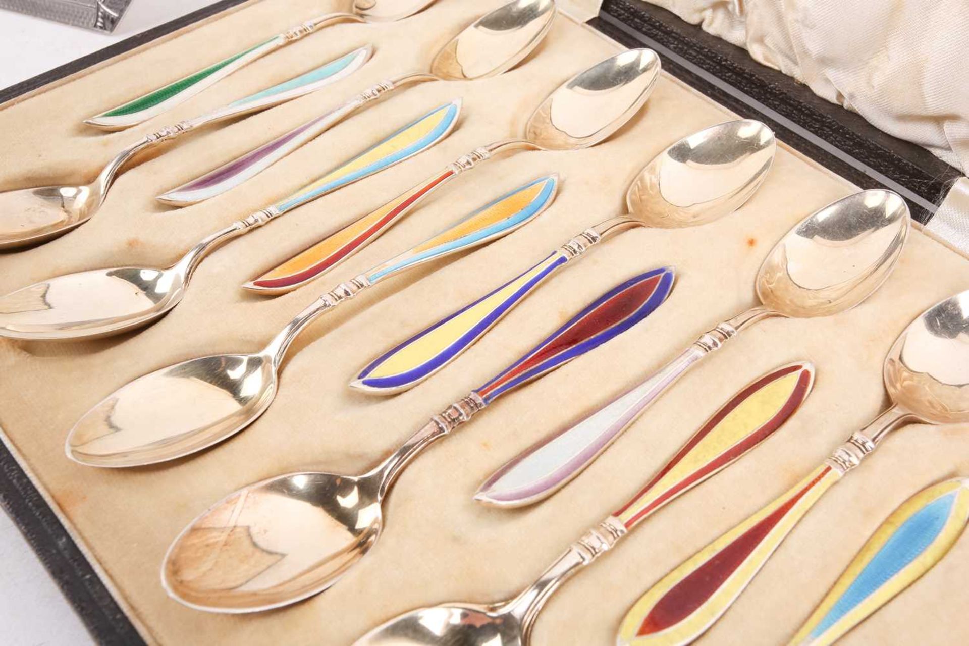 A cased set of twelve "Sterling" gilded and enamel coffee spoons each with contrasting coloured - Bild 7 aus 8