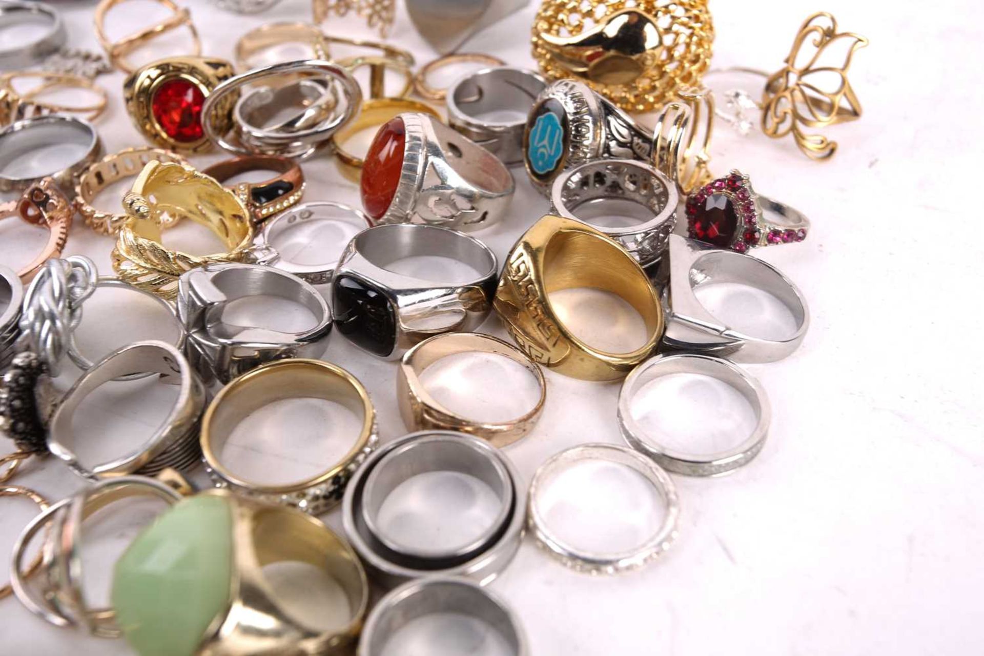 A quantity of costume jewellery including cuff bangles, necklaces and rings. Total weight 2,718 - Image 7 of 12