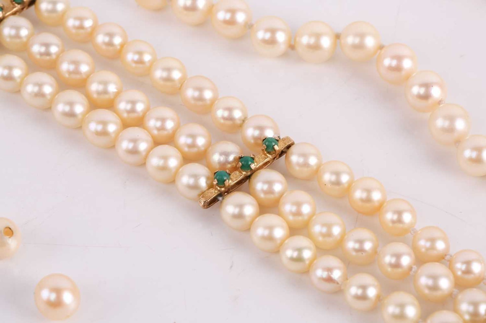 A three string pearl necklace and bracelet suite, the cultured pearls measuring approxmately 7.5mm - Image 7 of 10