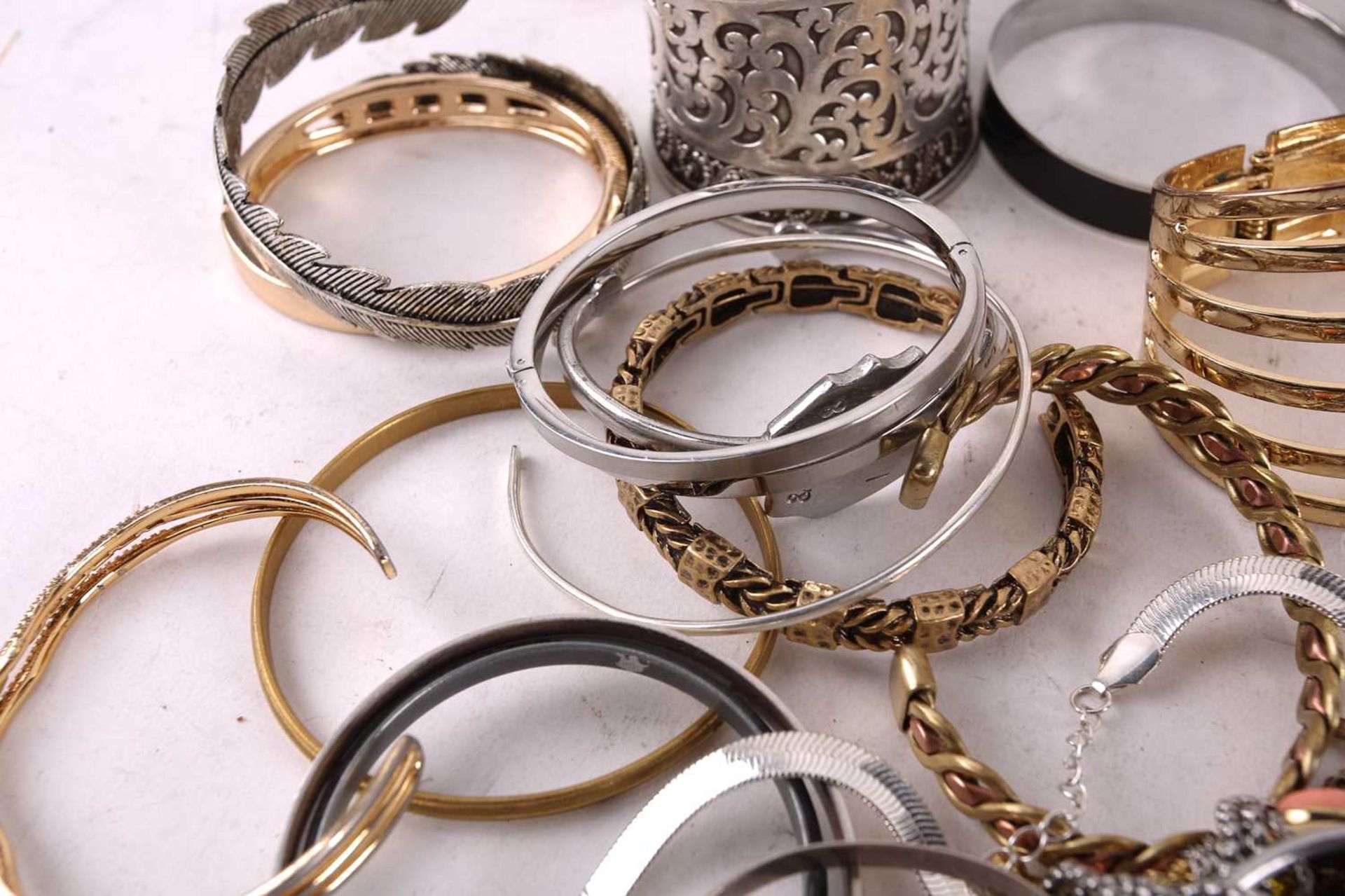 A quantity of costume jewellery including cuff bangles, necklaces and rings. Total weight 2,718 - Image 6 of 12