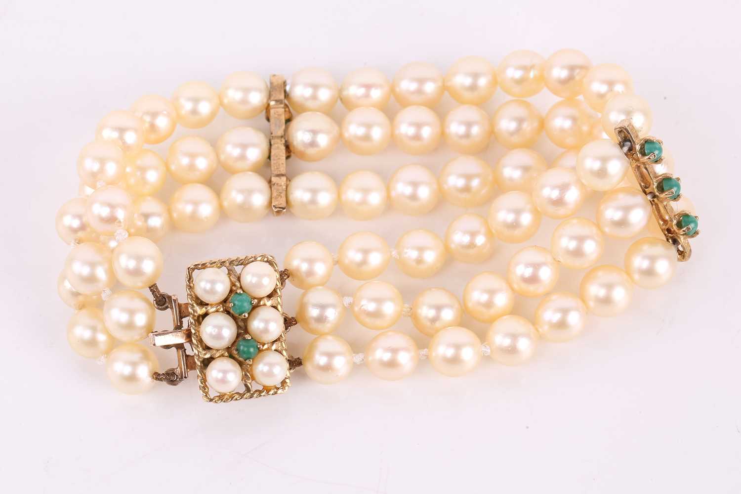 A three string pearl necklace and bracelet suite, the cultured pearls measuring approxmately 7.5mm - Image 4 of 10