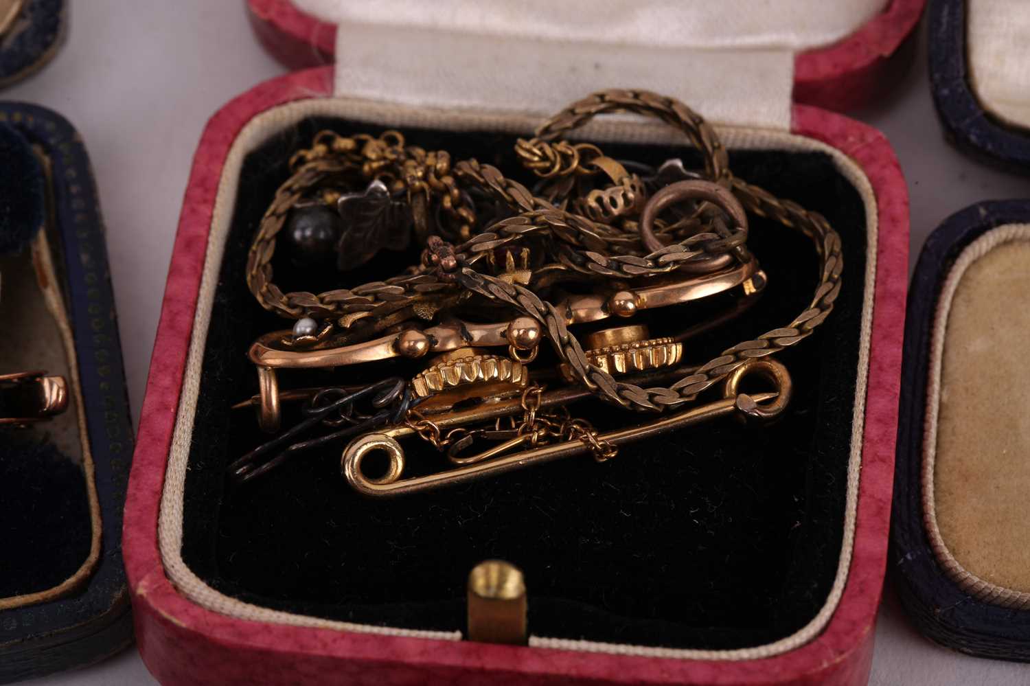 A group of miscellaneous jewellery items including a pair of 9 carat gold cufflinks; the octagonal - Image 10 of 14