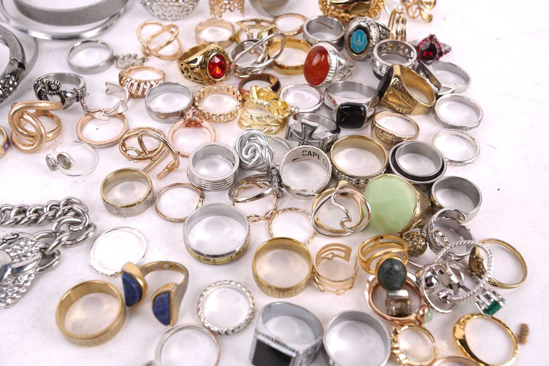 A quantity of costume jewellery including cuff bangles, necklaces and rings. Total weight 2,718 - Image 12 of 12