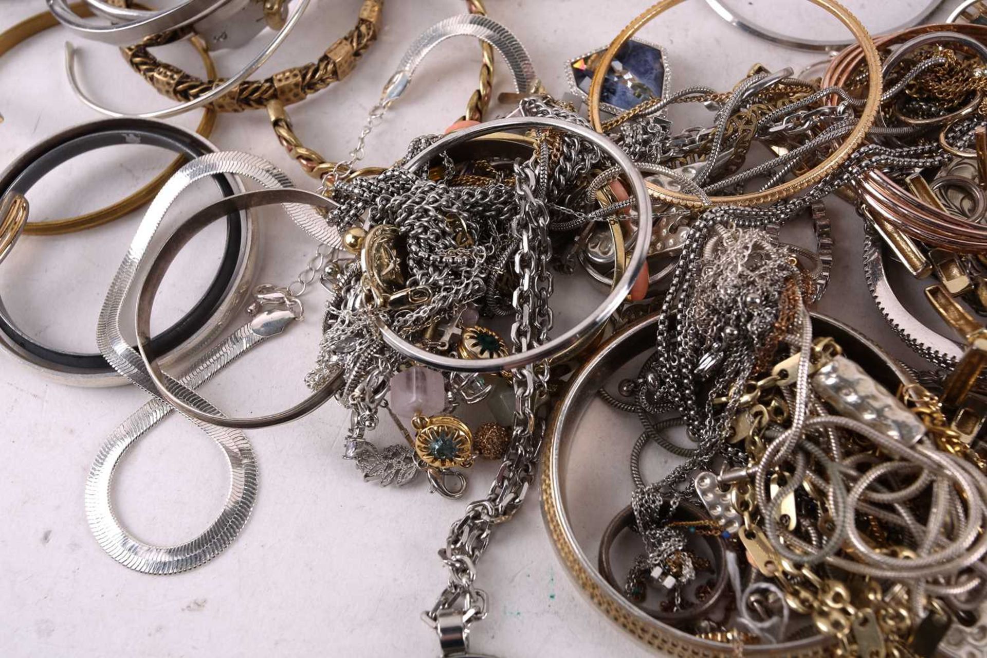 A quantity of costume jewellery including cuff bangles, necklaces and rings. Total weight 2,718 - Image 8 of 12