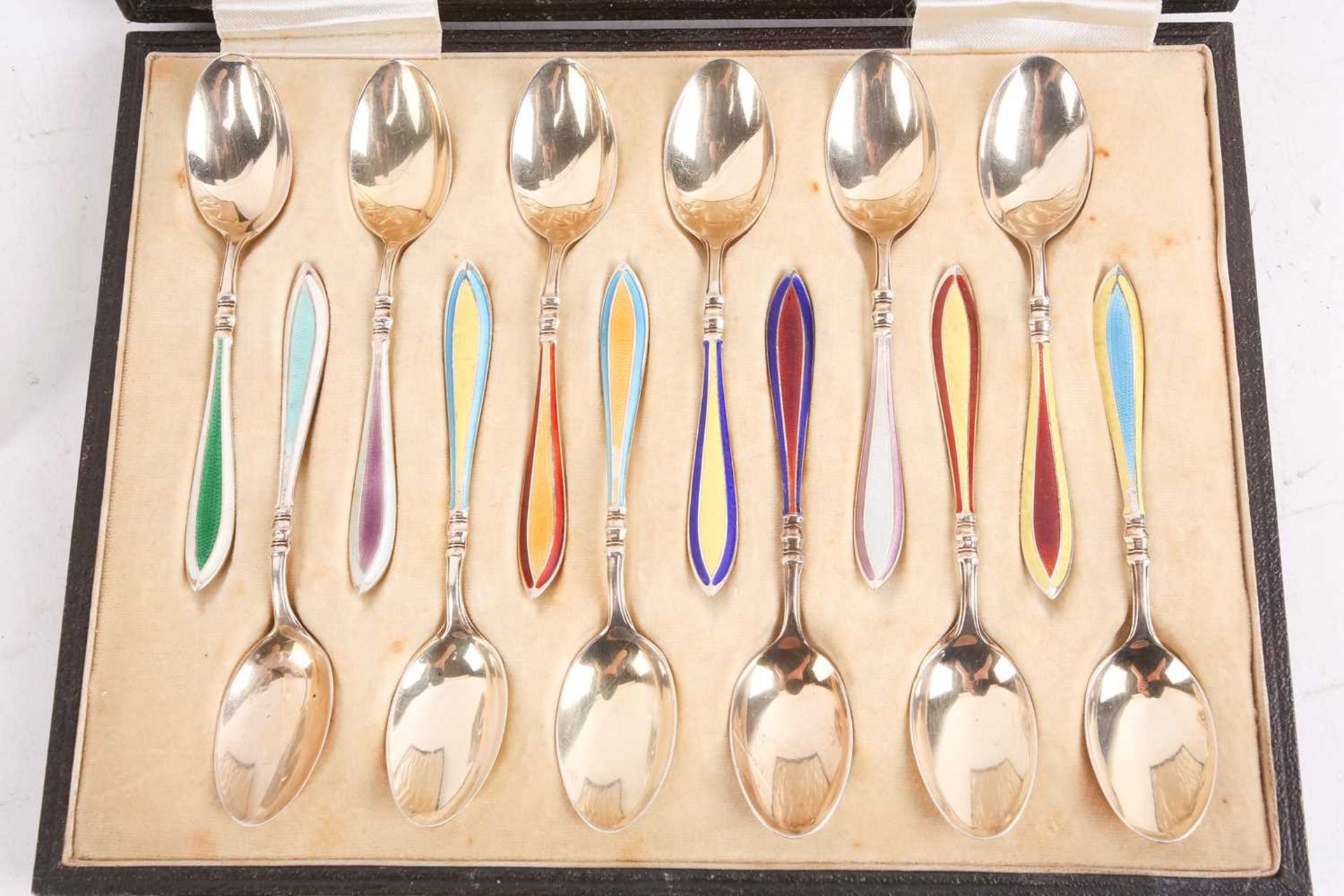 A cased set of twelve "Sterling" gilded and enamel coffee spoons each with contrasting coloured - Bild 2 aus 8