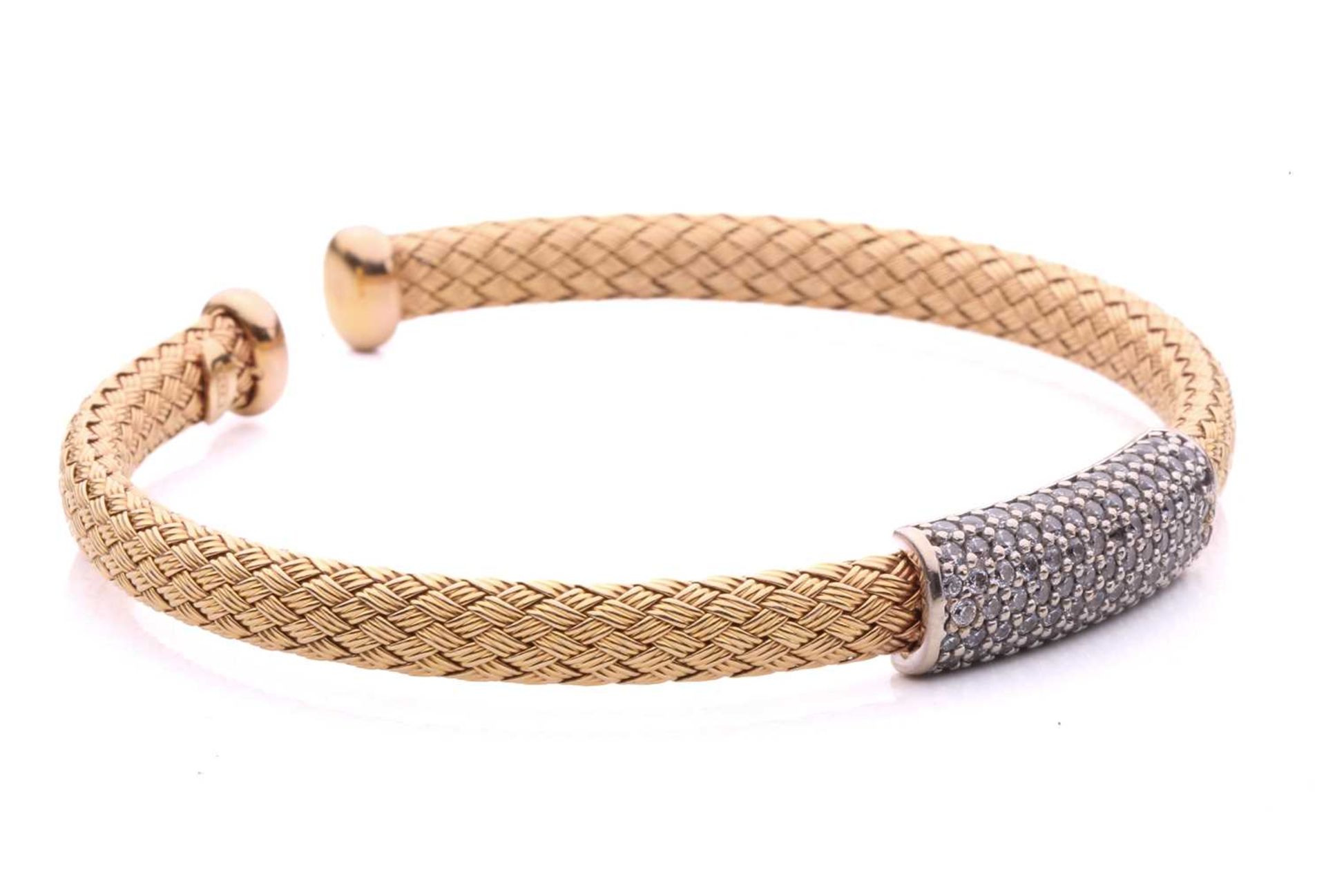 A wire mesh bangle featuring a central panel pavé set with colourless stones, in yellow metal - Image 3 of 5